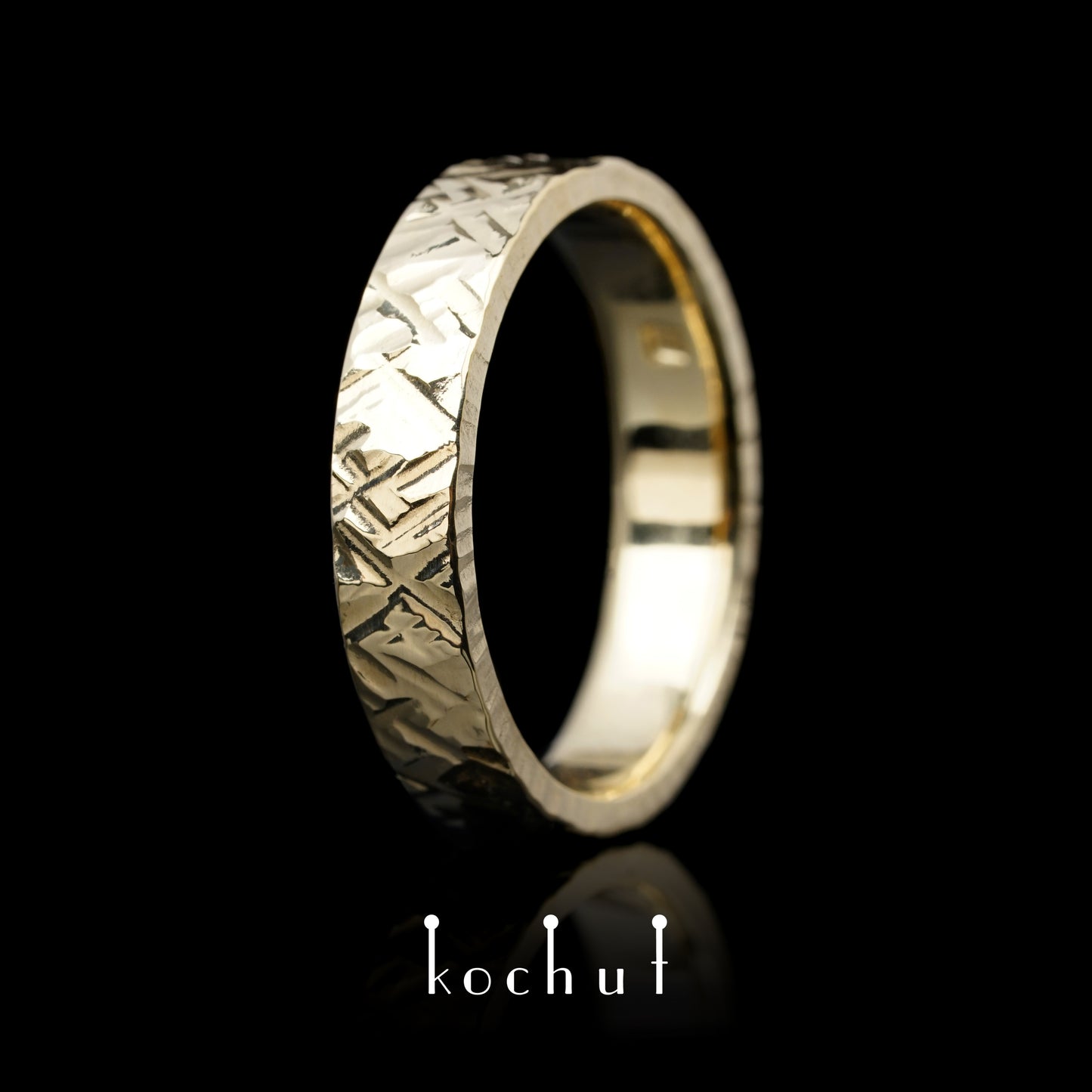Storm — geschmiedeter Ring aus Gelbgold