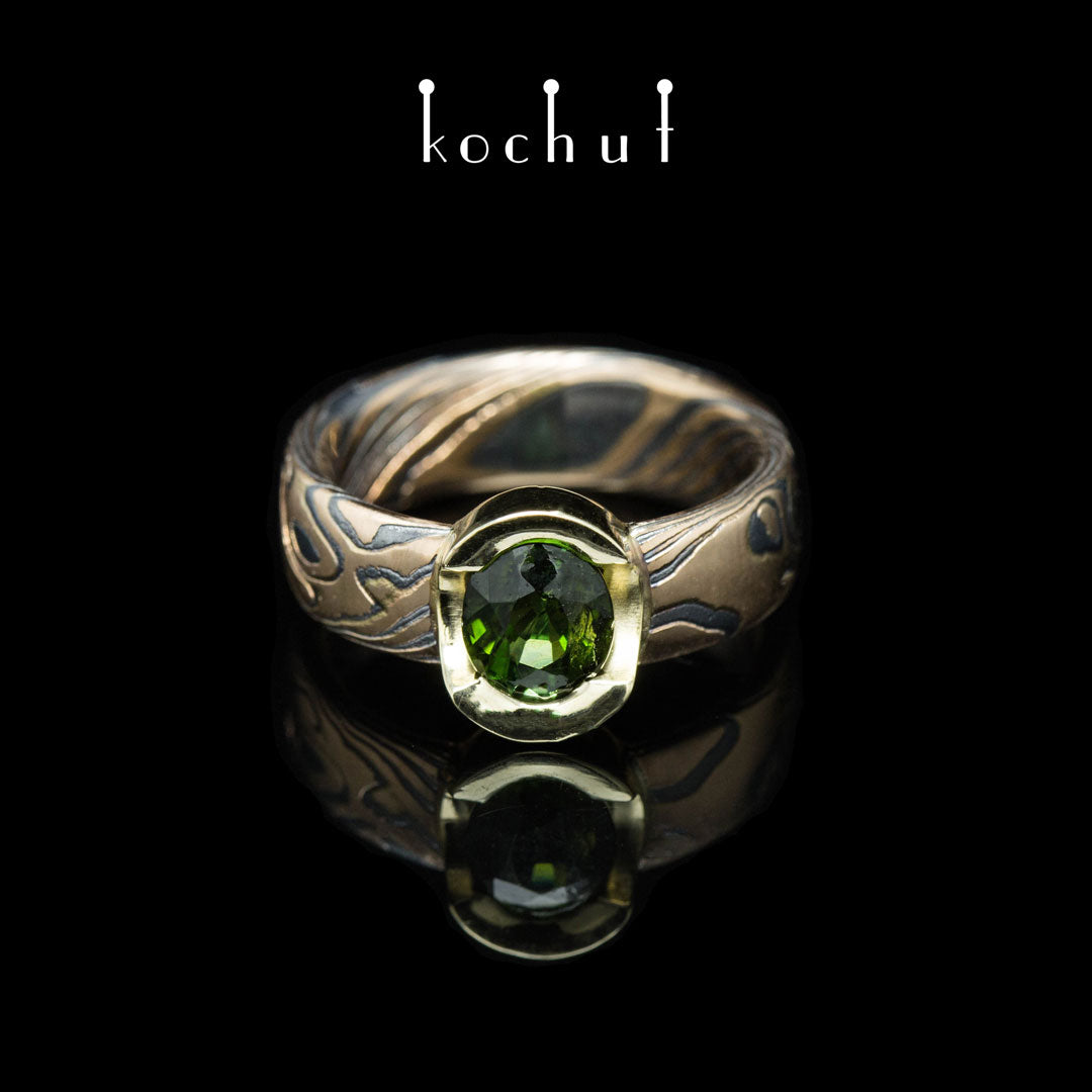 Sophora — Mokume-Ring aus Gelb-, Rotgold, graviertem und oxidiertem Silber mit Turmalin