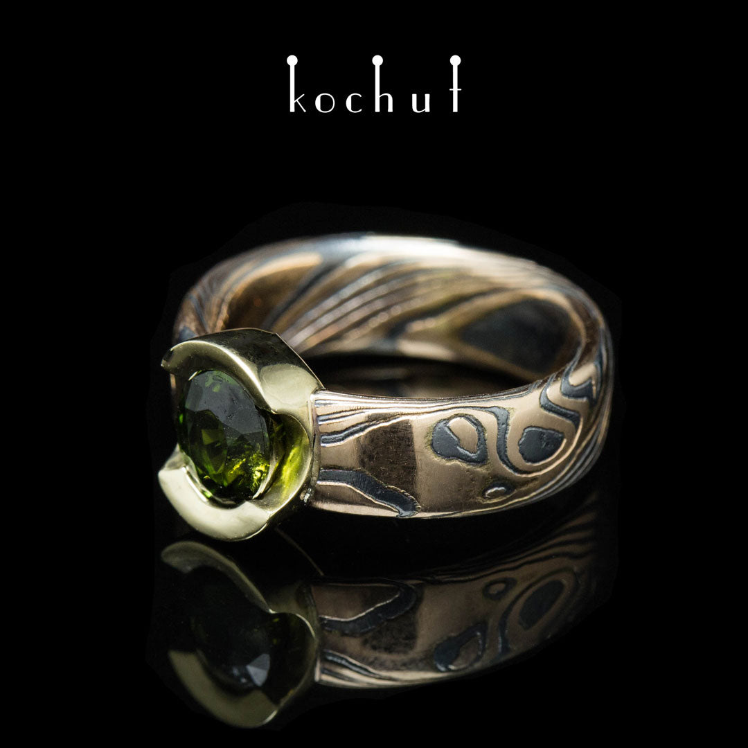 Sophora — Mokume-Ring aus Gelb-, Rotgold, graviertem und oxidiertem Silber mit Turmalin