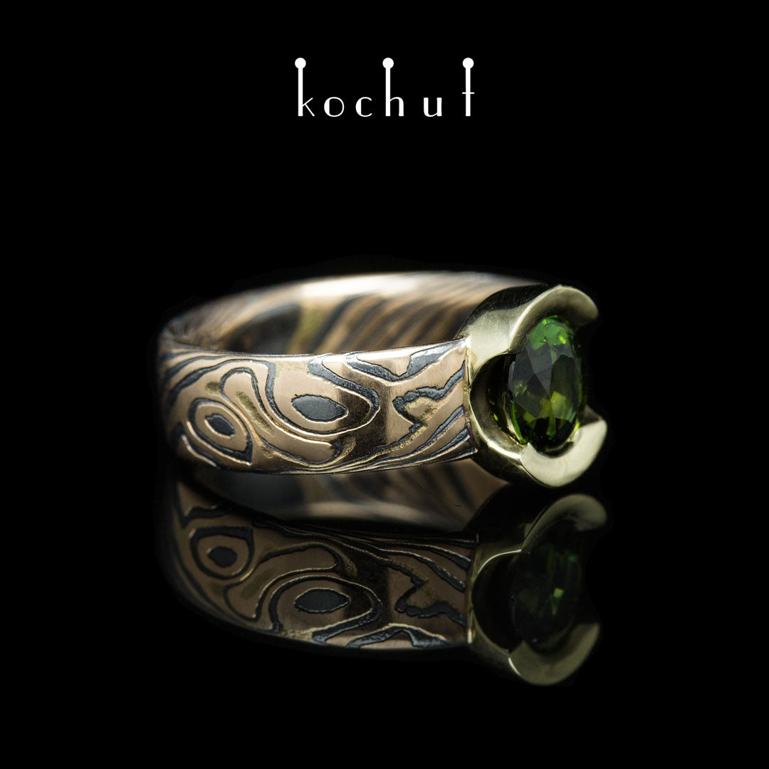 Sophora — Mokume-Ring aus Gelb-, Rotgold, graviertem und oxidiertem Silber mit Turmalin
