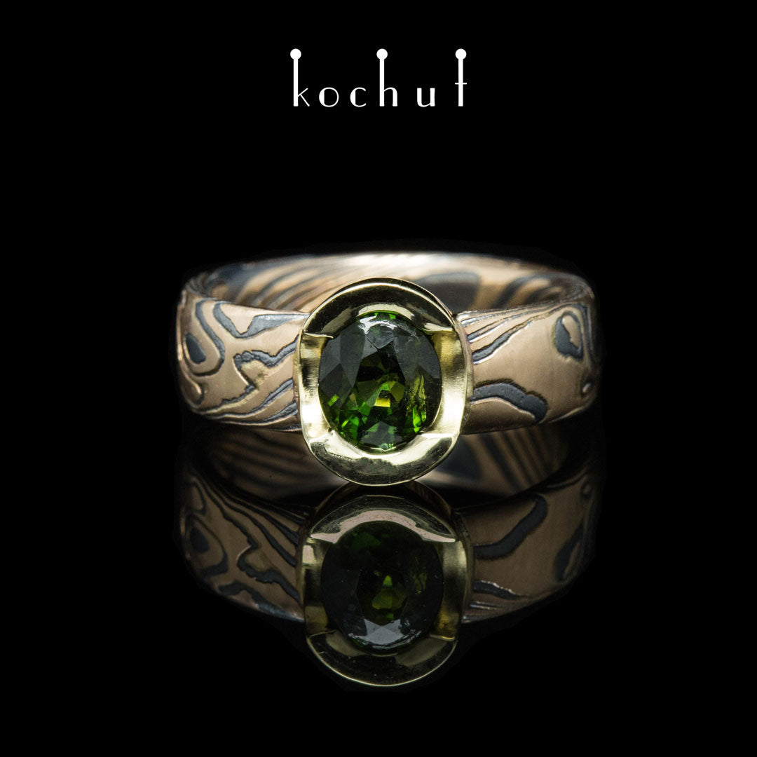 Sophora — Mokume-Ring aus Gelb-, Rotgold, graviertem und oxidiertem Silber mit Turmalin