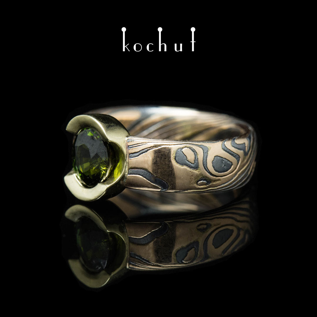 Sophora — Mokume-Ring aus Gelb-, Rotgold, graviertem und oxidiertem Silber mit Turmalin