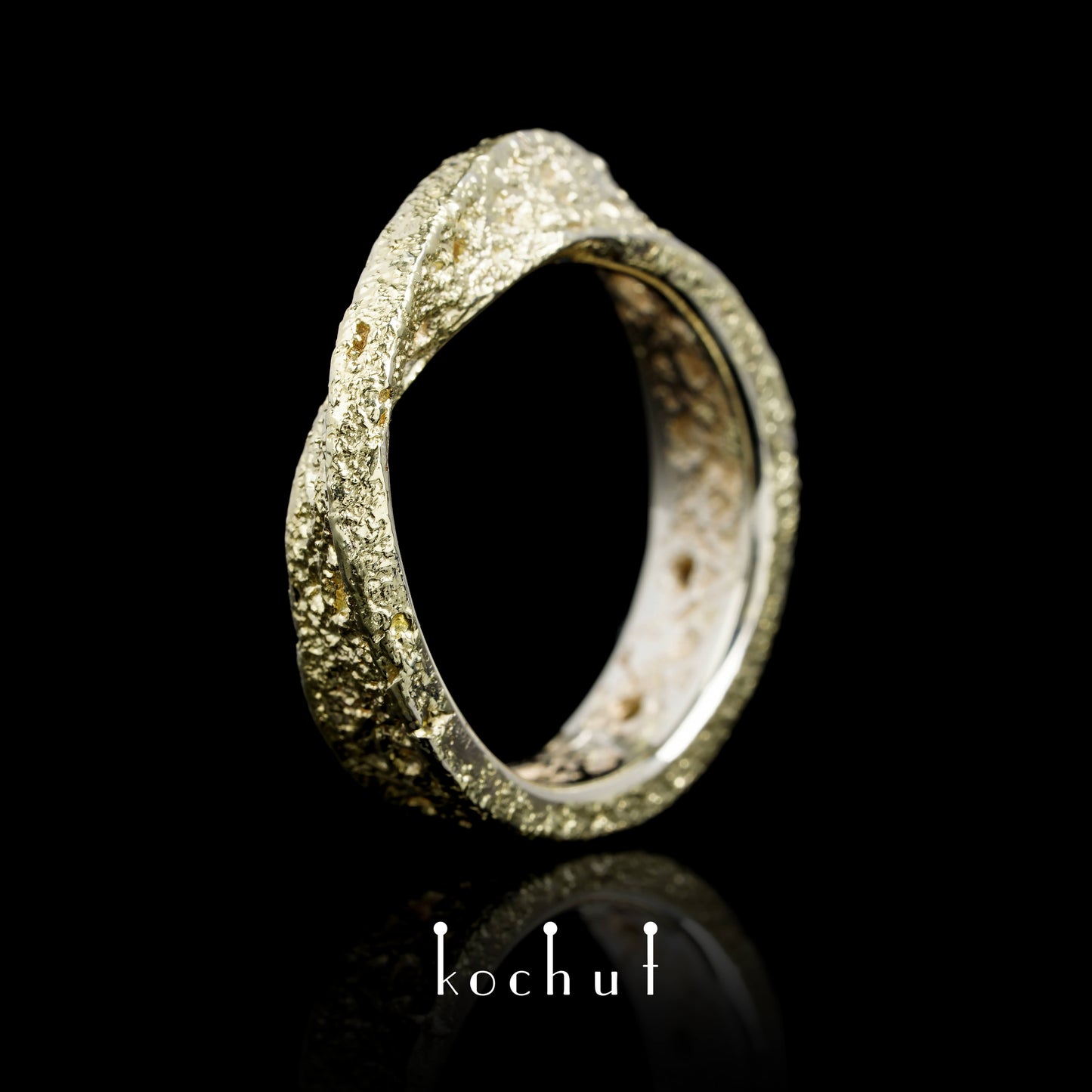 Keltisches Möbius-Band — Ehering aus Weißgold, und auf der Oberfläche — Verschmelzung von Gelbgold