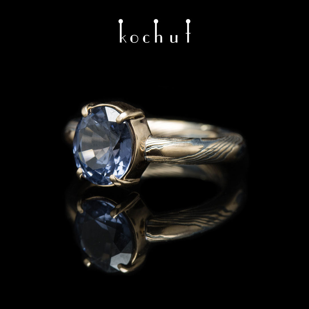 Haiku — Mokume-Ring aus Rotgold, graviert und oxidiertes Silber mit blauem Spinell