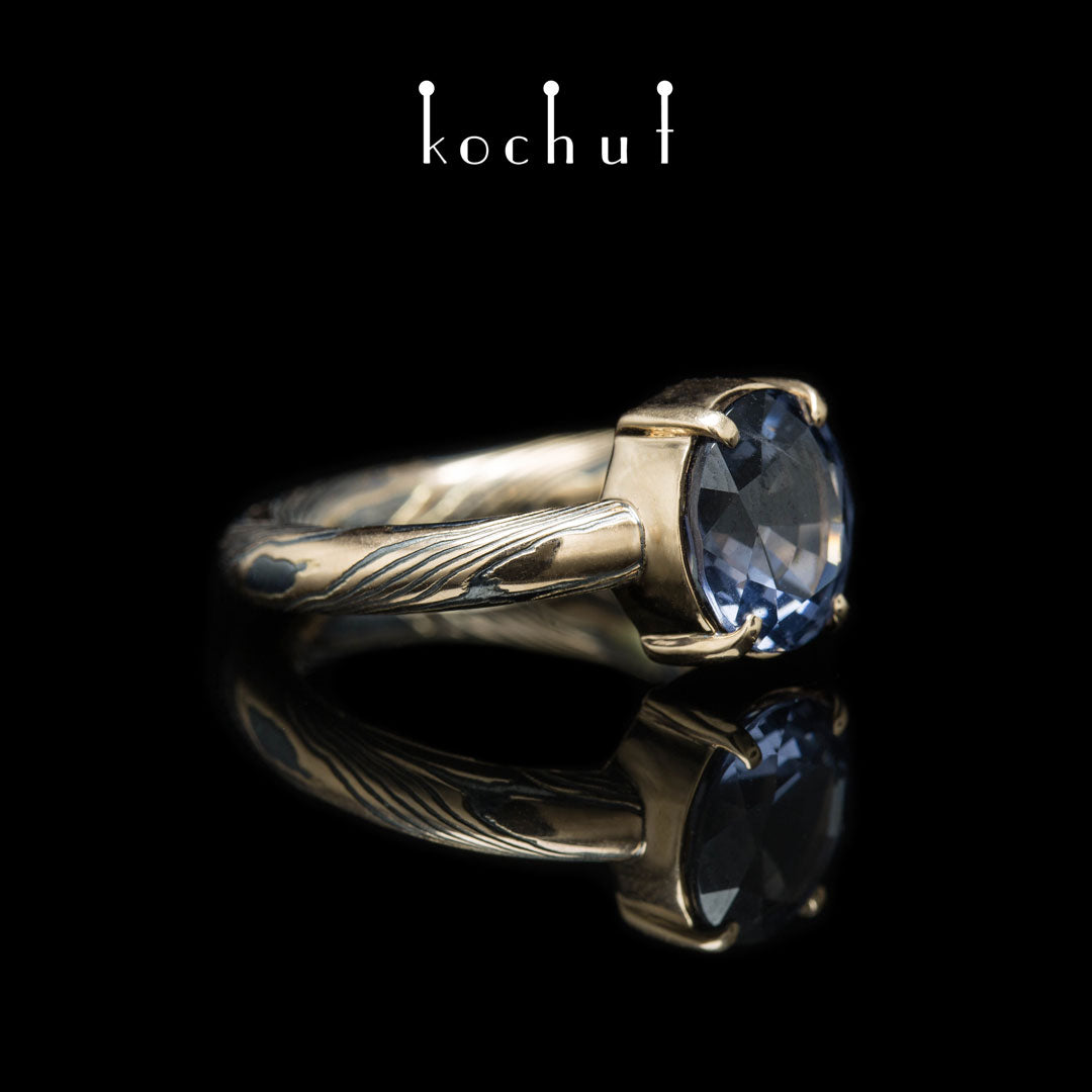 Haiku — Mokume-Ring aus Rotgold, graviert und oxidiertes Silber mit blauem Spinell