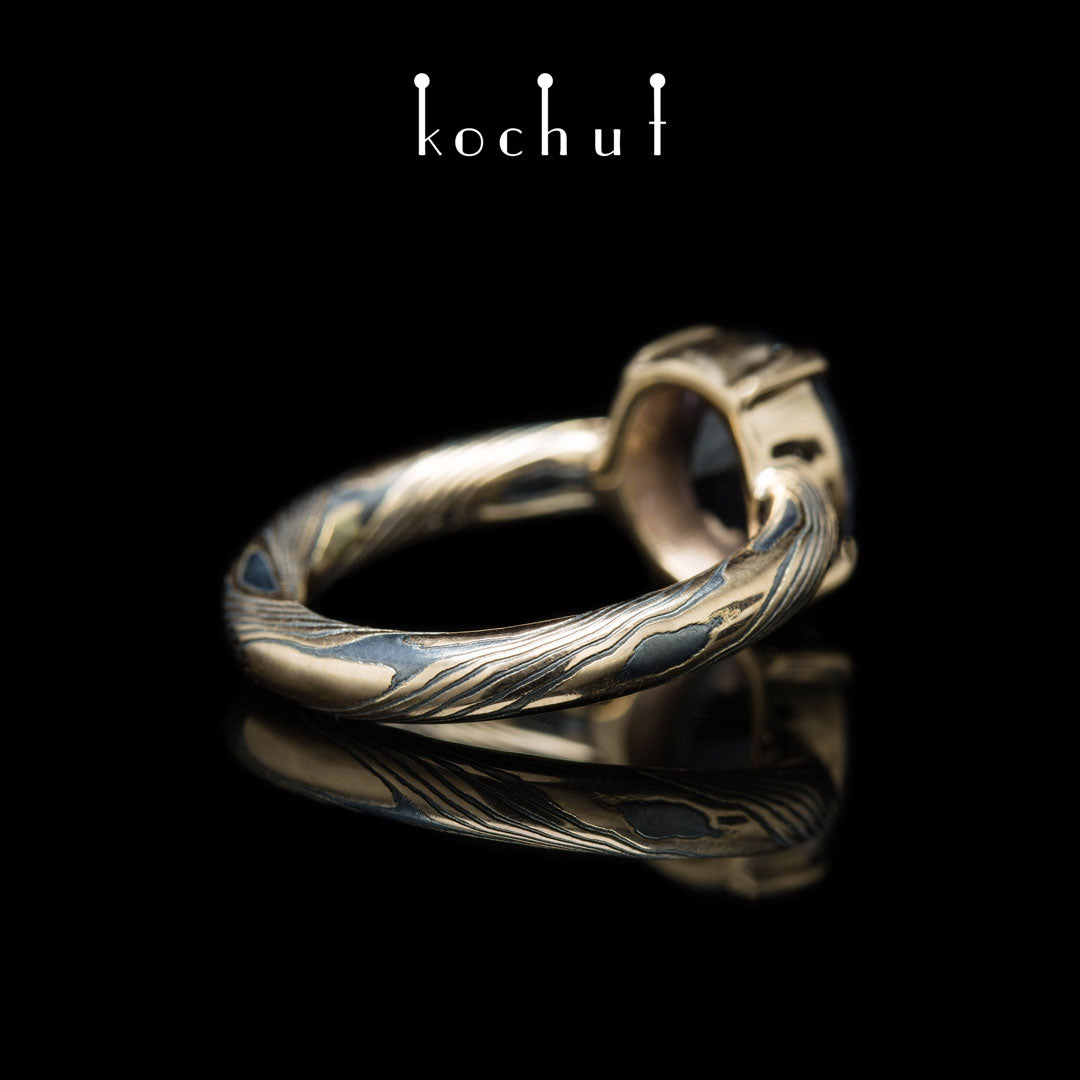 Haiku — Mokume-Ring aus Rotgold, graviert und oxidiertes Silber mit blauem Spinell