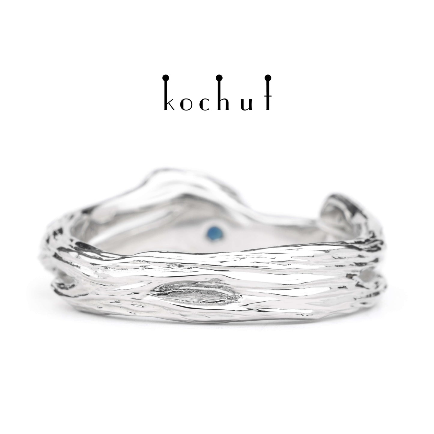 Zweig — Weißgoldring mit einem Saphir, bedeckt mit weißem Rhodium