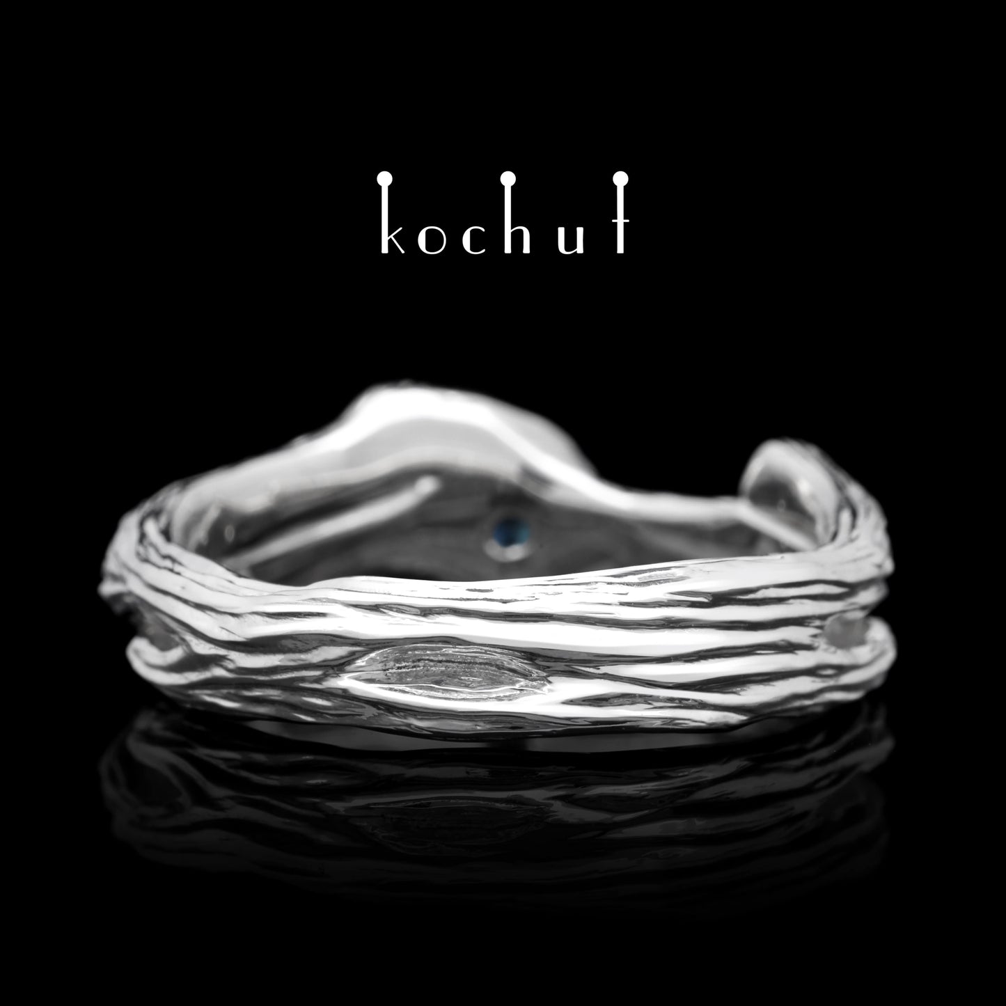 Zweig — Weißgoldring mit einem Saphir, bedeckt mit weißem Rhodium