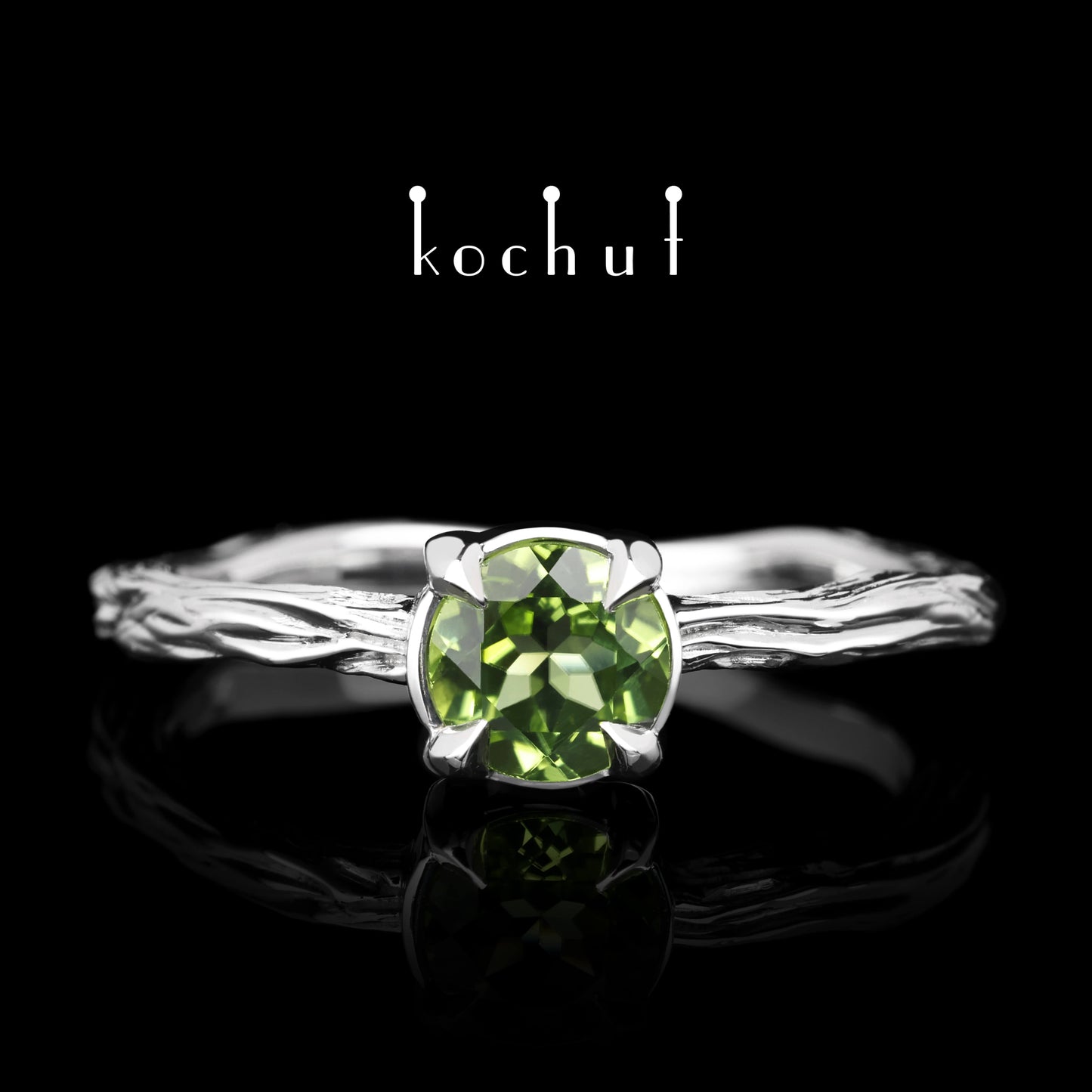 Winterzweig — silberner Ring mit einem Chrysolith, beschichtet mit weißem Rhodium