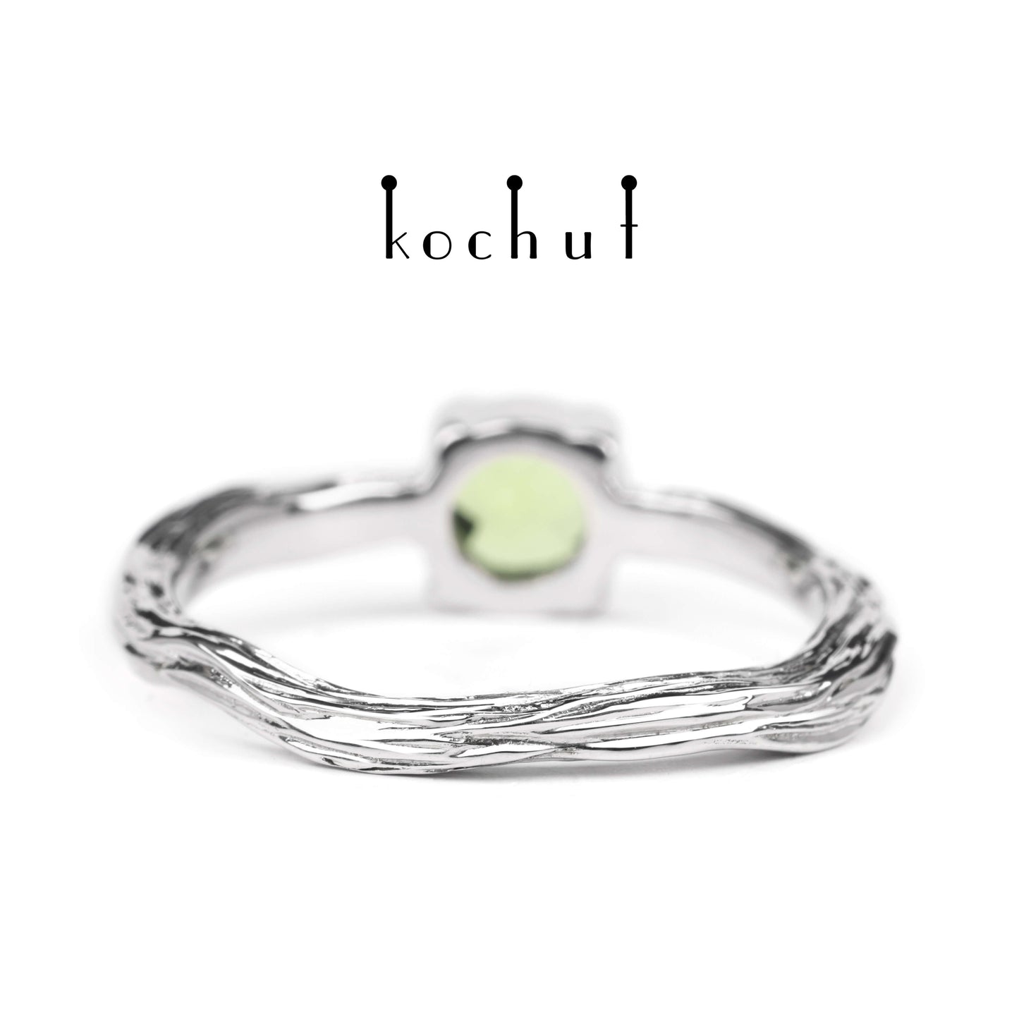 Winterzweig — silberner Ring mit einem Chrysolith, beschichtet mit weißem Rhodium