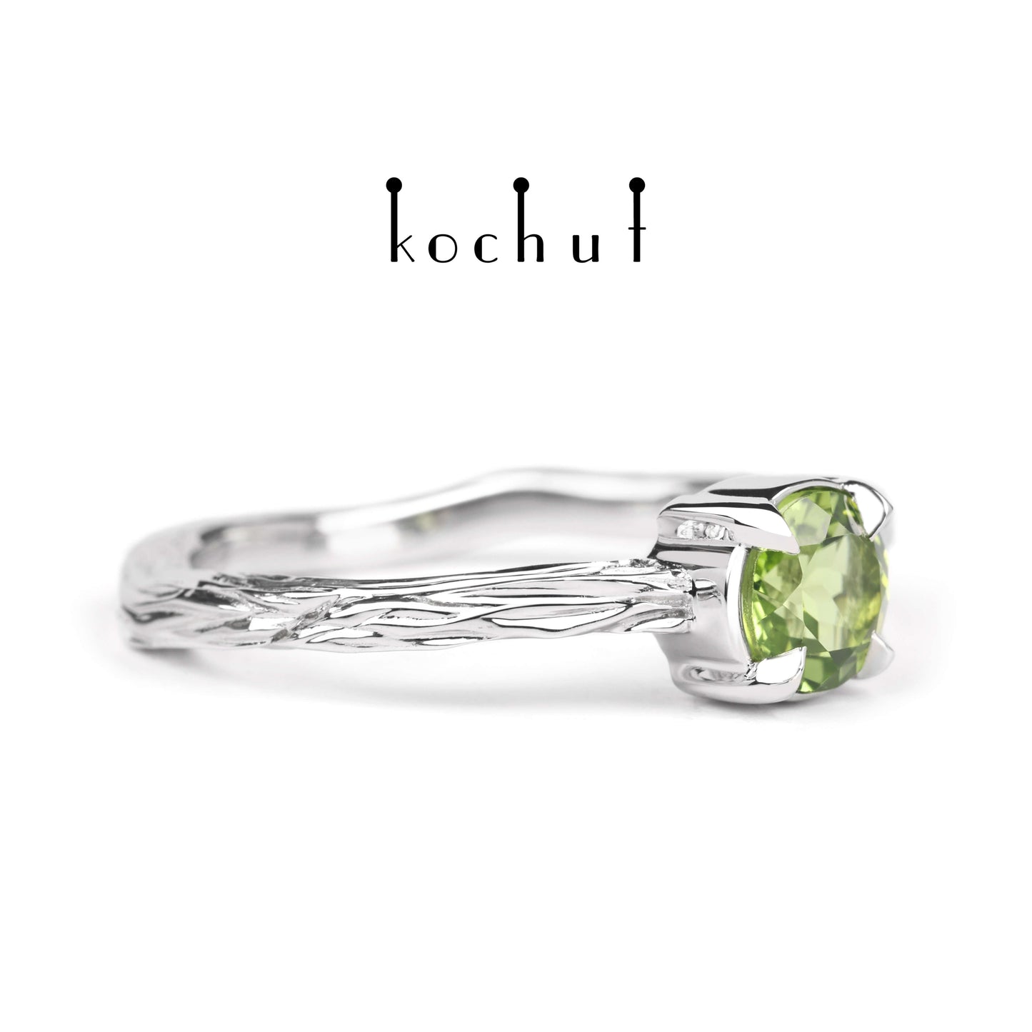 Winterzweig — silberner Ring mit einem Chrysolith, beschichtet mit weißem Rhodium