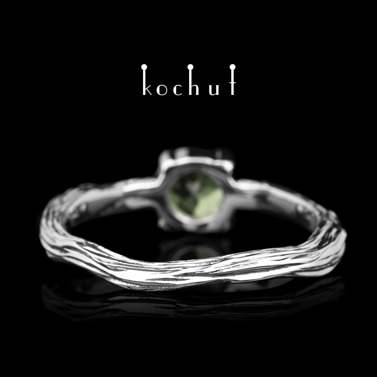 Winterzweig — silberner Ring mit einem Chrysolith, beschichtet mit weißem Rhodium