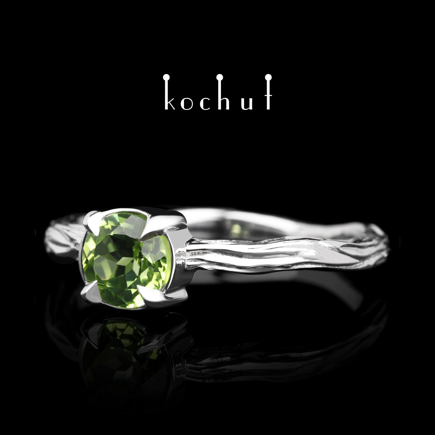 Winterzweig — silberner Ring mit einem Chrysolith, beschichtet mit weißem Rhodium