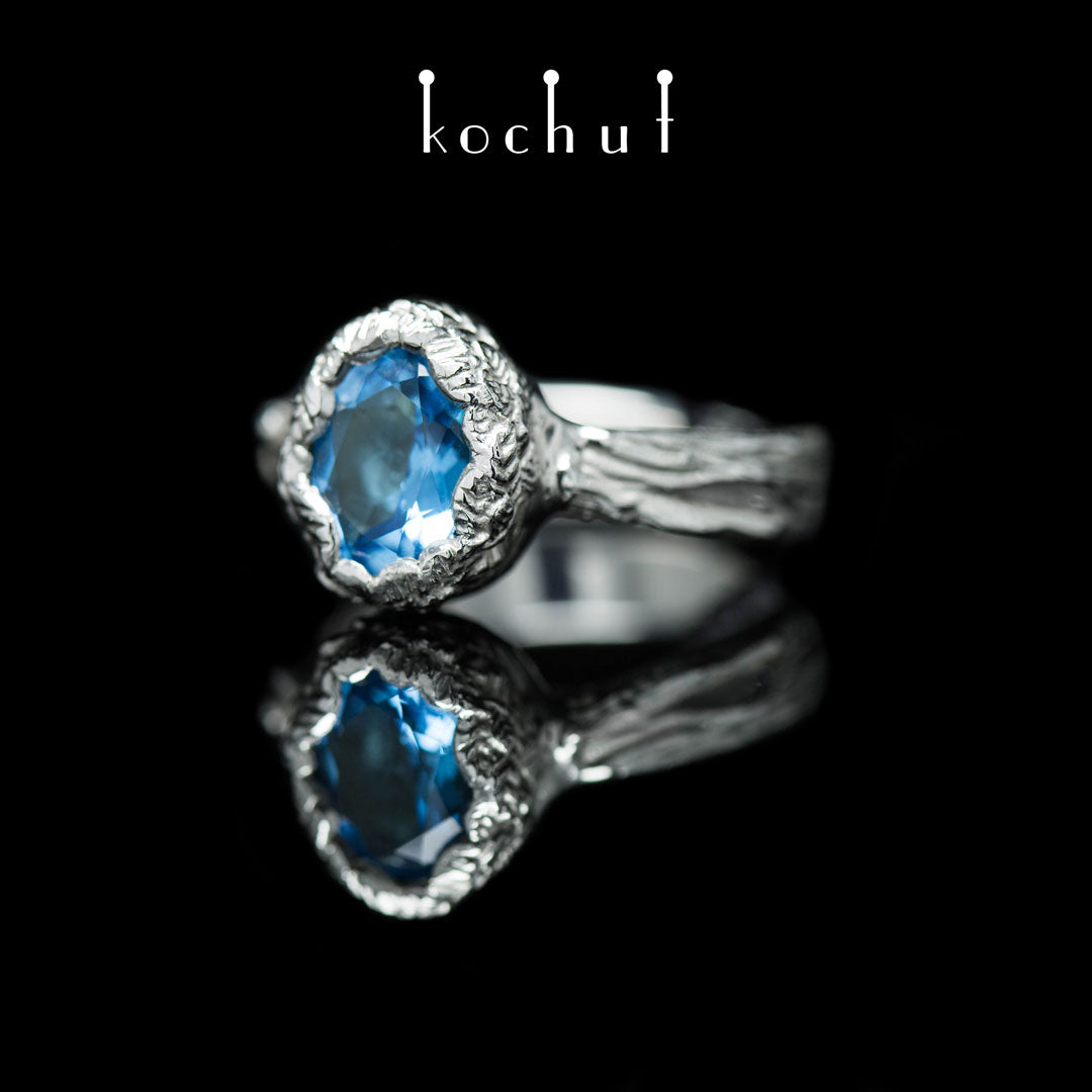 Lebensquelle — Ring aus Weißgold mit einem Topas, beschichtet mit weißem Rhodium