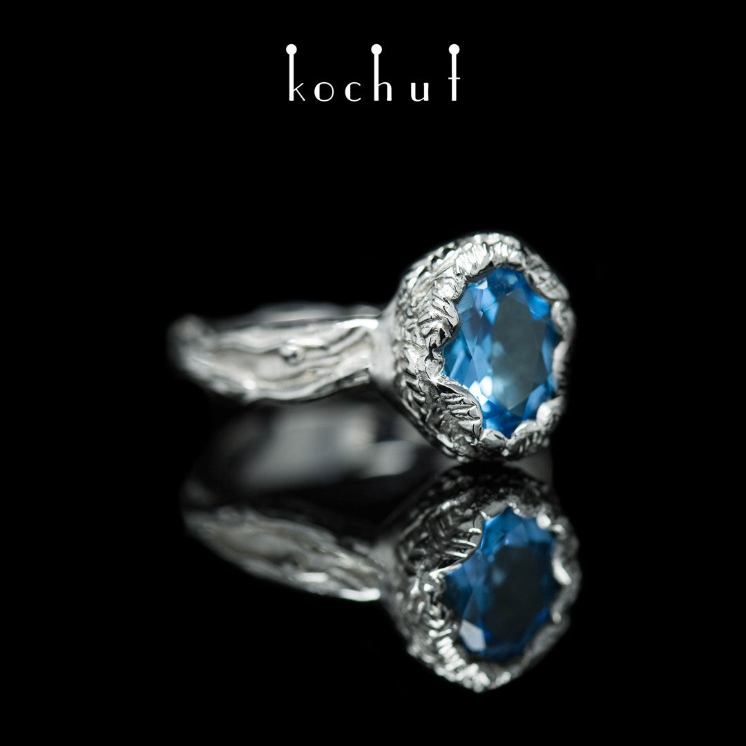 Lebensquelle — Ring aus Weißgold mit einem Topas, beschichtet mit weißem Rhodium