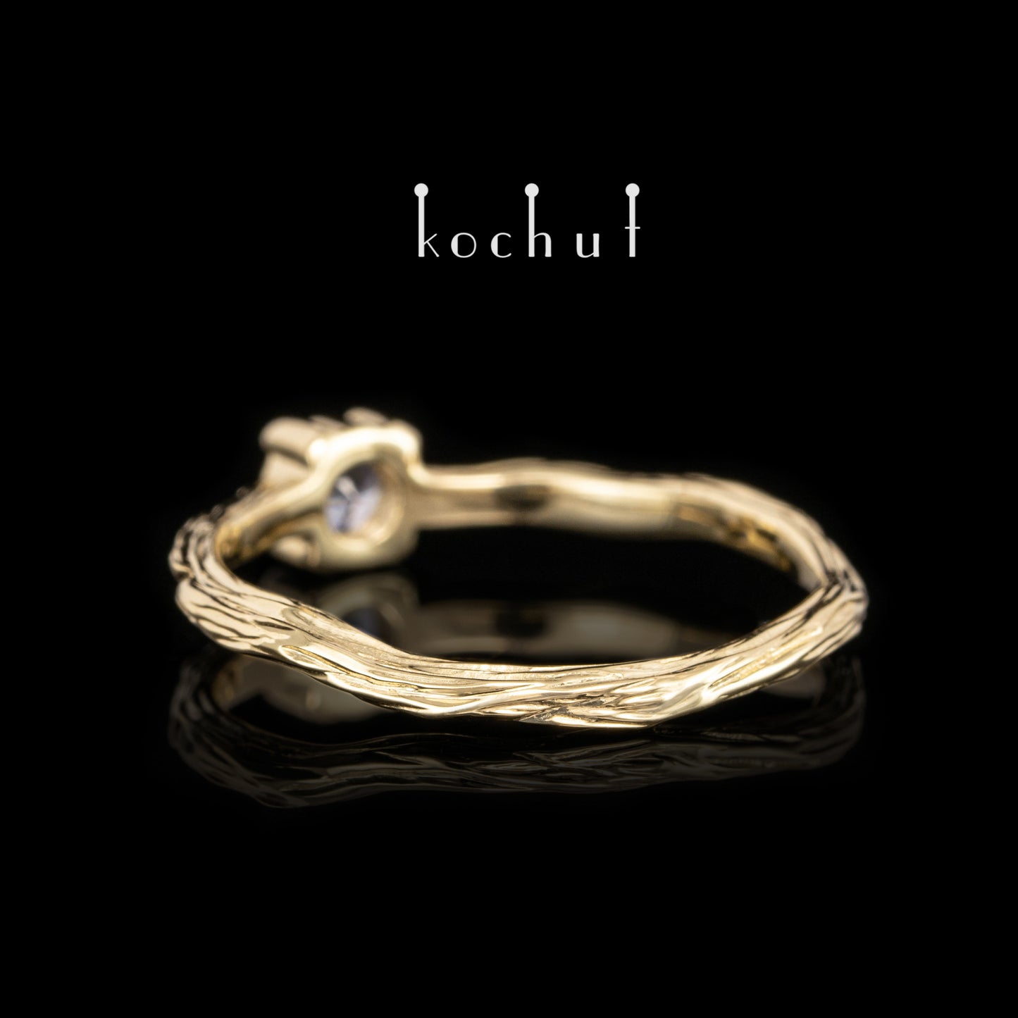 Winterzweig — Ring aus Gelbgold mit Kornblumen-Saphir