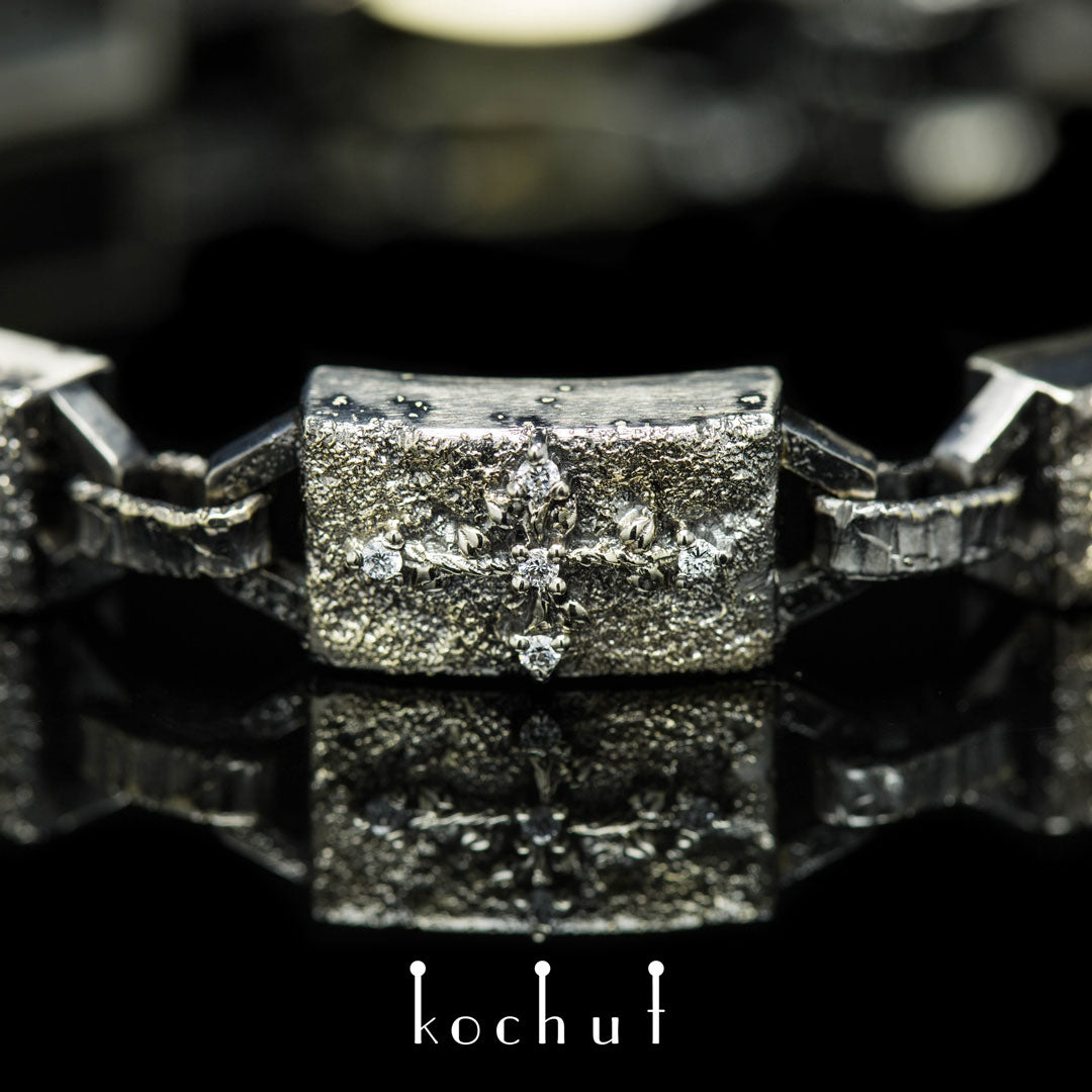 Leib und Seele: Sakrament — Armband aus Weißgold, Gelbgold und Diamanten, bedeckt mit schwarzem Rhodium