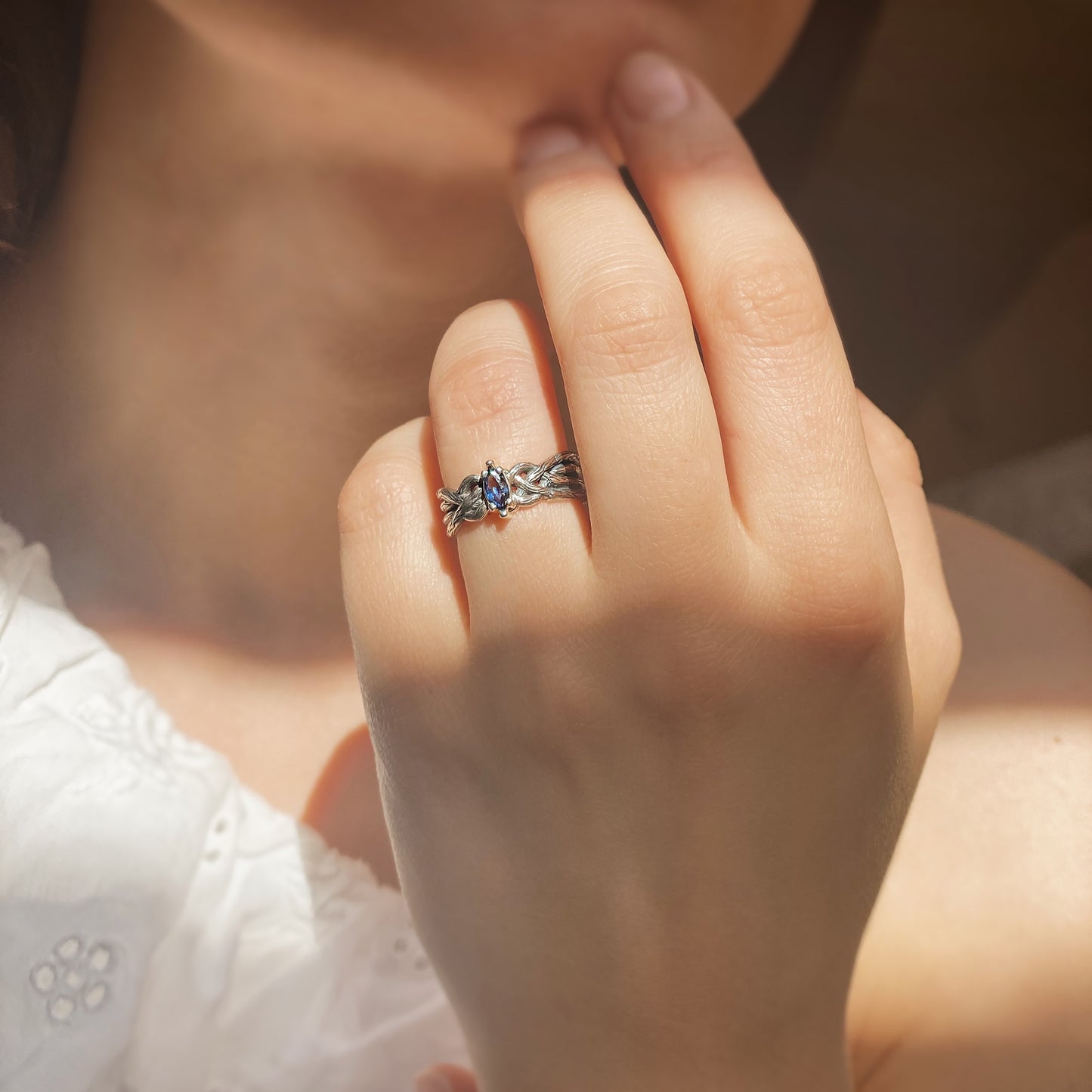 All-Seeing Eye — Ring aus oxidiertem Silber mit Saphir