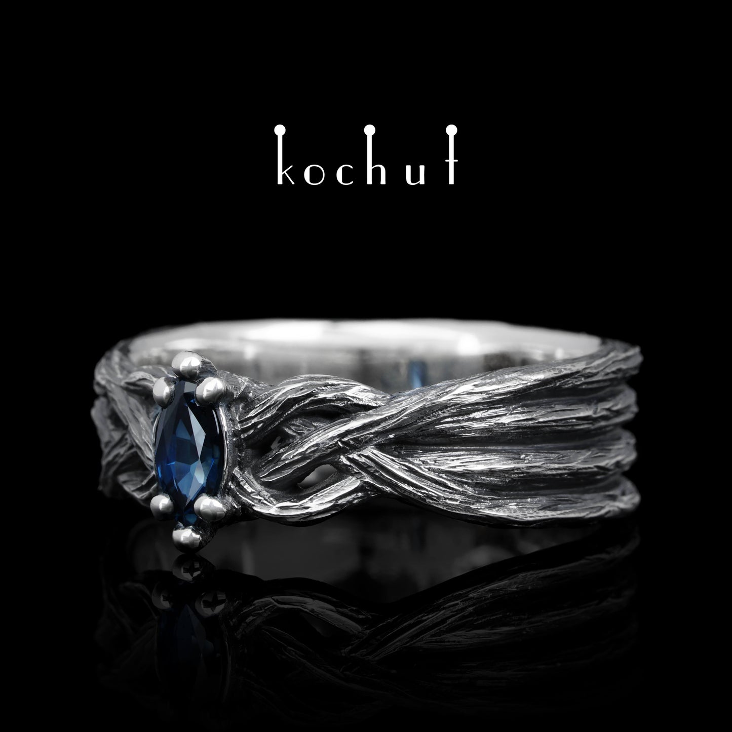All-Seeing Eye — Ring aus oxidiertem Silber mit Saphir