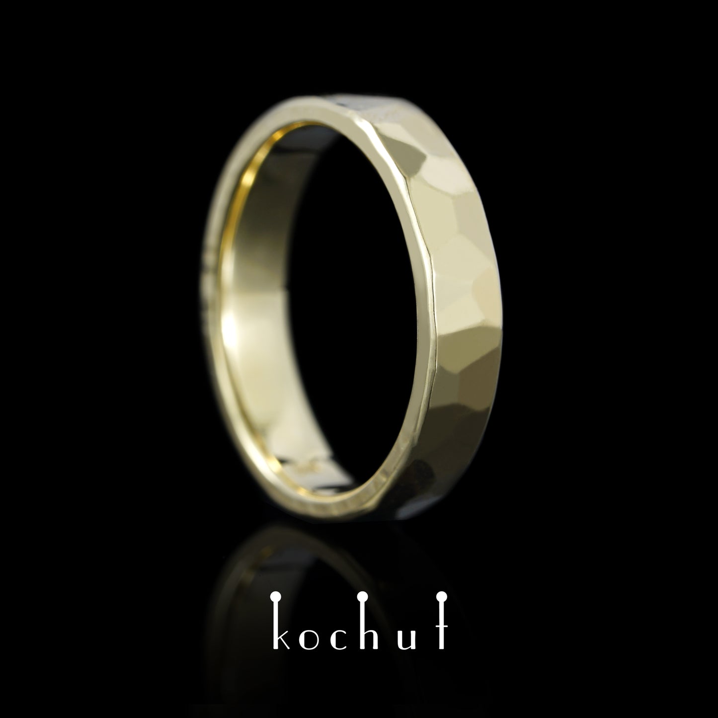 Licht: breit — flach geformter Ehering aus Gelbgold