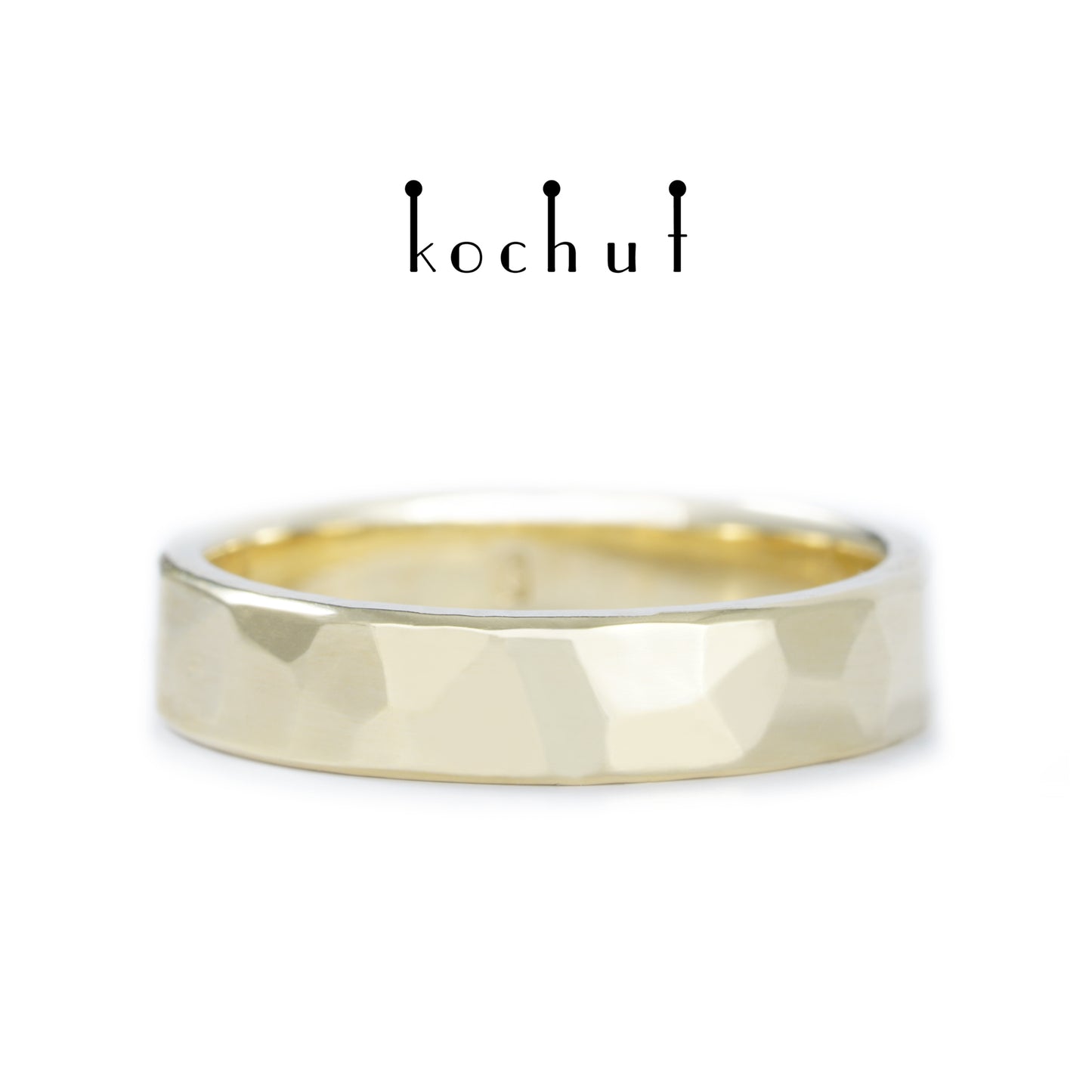 Licht: breit — flach geformter Ehering aus Gelbgold