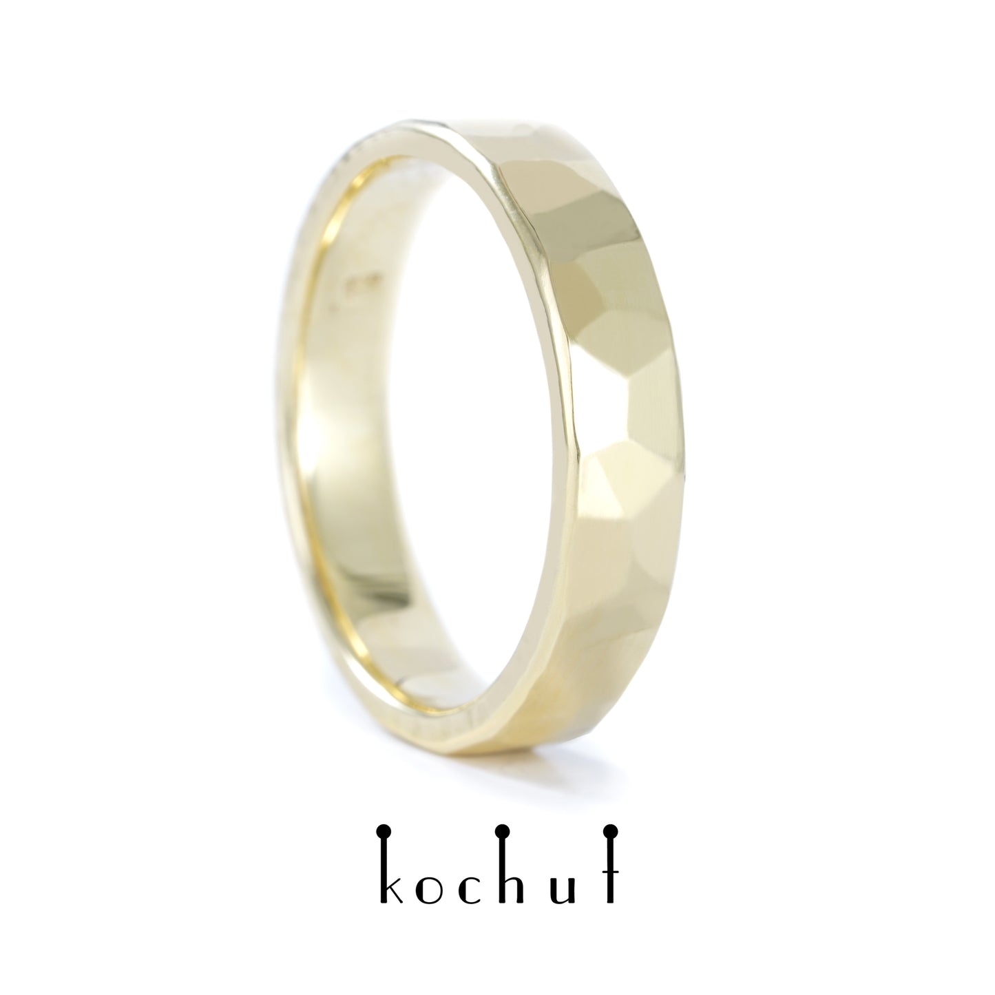 Licht: breit — flach geformter Ehering aus Gelbgold