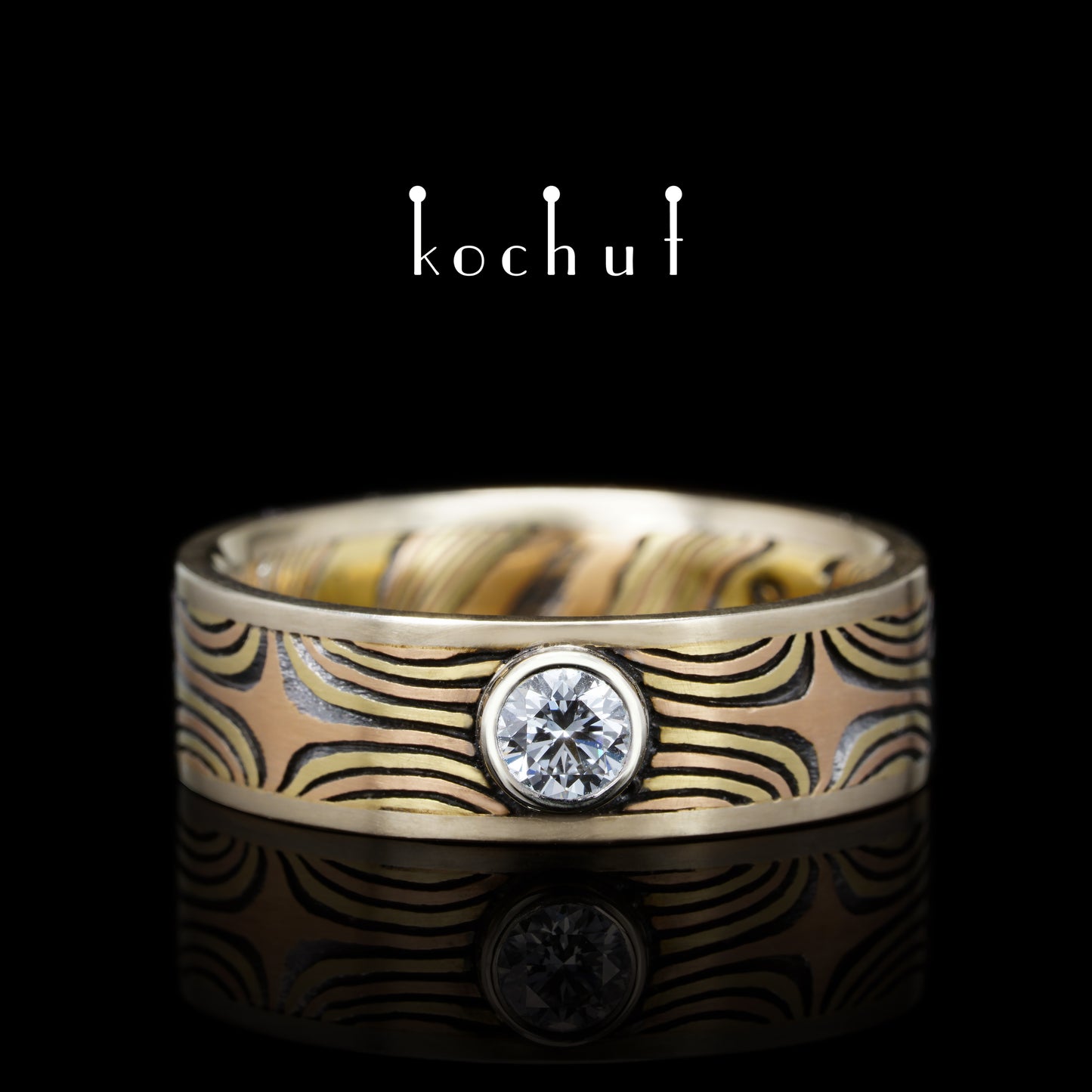 Das Leuchten der östlichen Sterne — Mokume-Ring aus Gelb-, Rotgold sowie graviertem und oxidiertem Silber mit Weißgoldfassungen, besetzt mit einem Diamanten