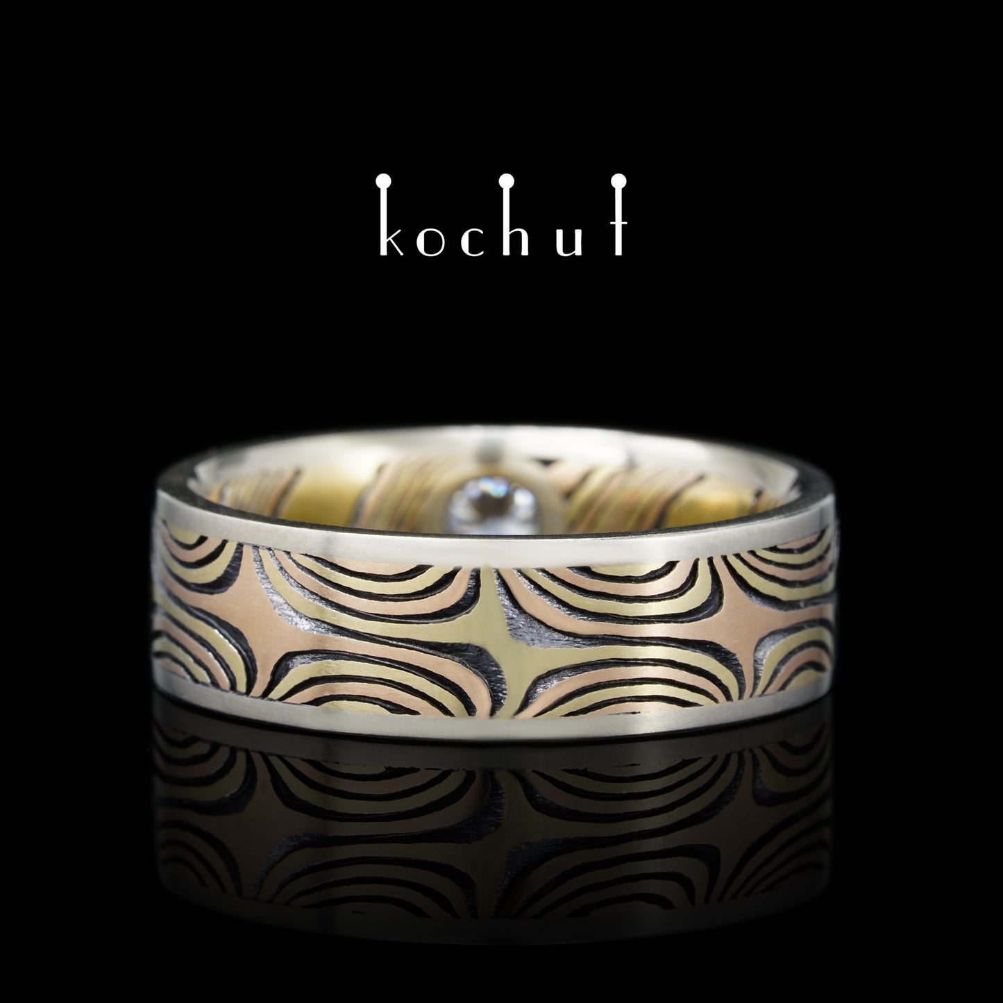 Das Leuchten der östlichen Sterne — Mokume-Ring aus Gelb-, Rotgold sowie graviertem und oxidiertem Silber mit Weißgoldfassungen, besetzt mit einem Diamanten