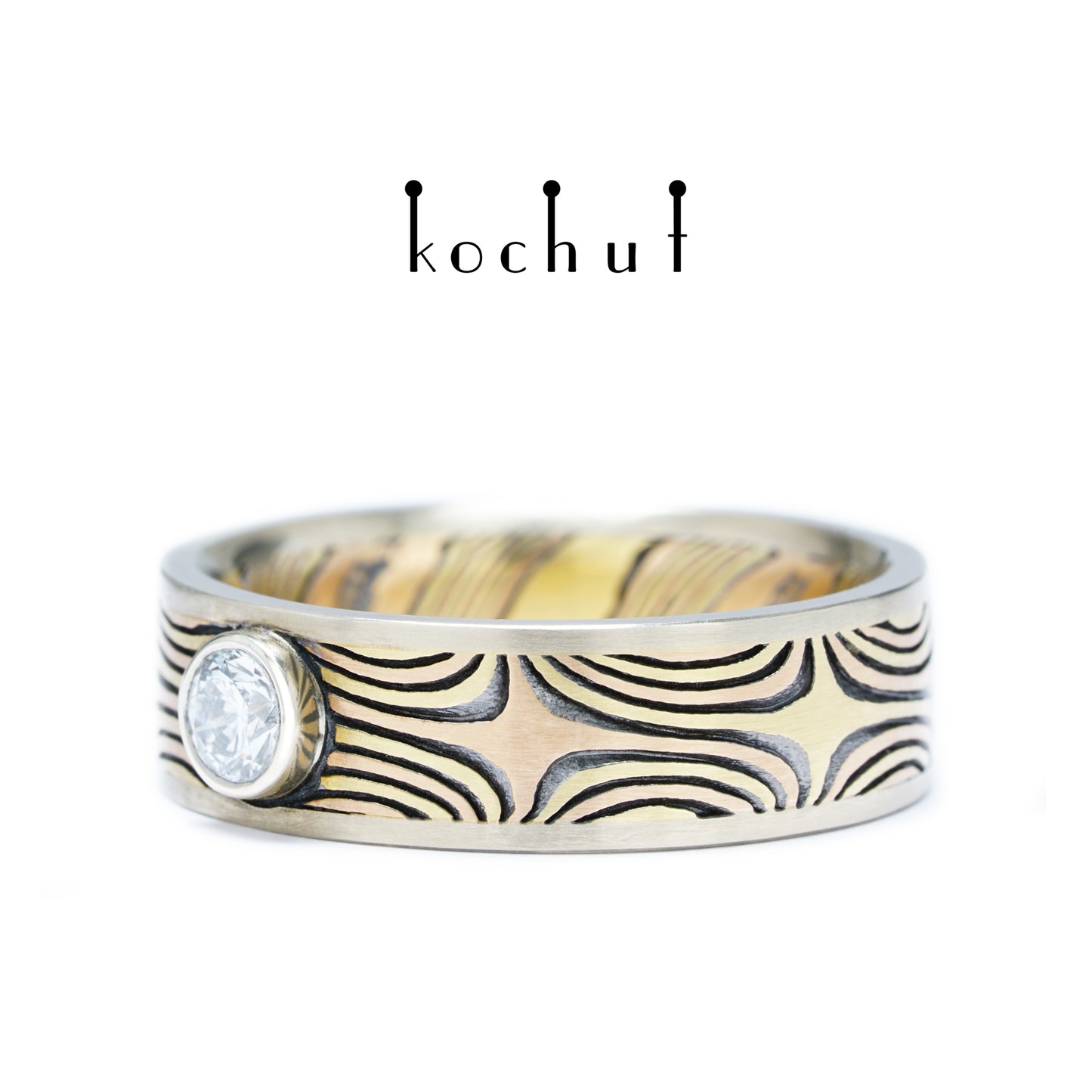 Das Leuchten der östlichen Sterne — Mokume-Ring aus Gelb-, Rotgold sowie graviertem und oxidiertem Silber mit Weißgoldfassungen, besetzt mit einem Diamanten
