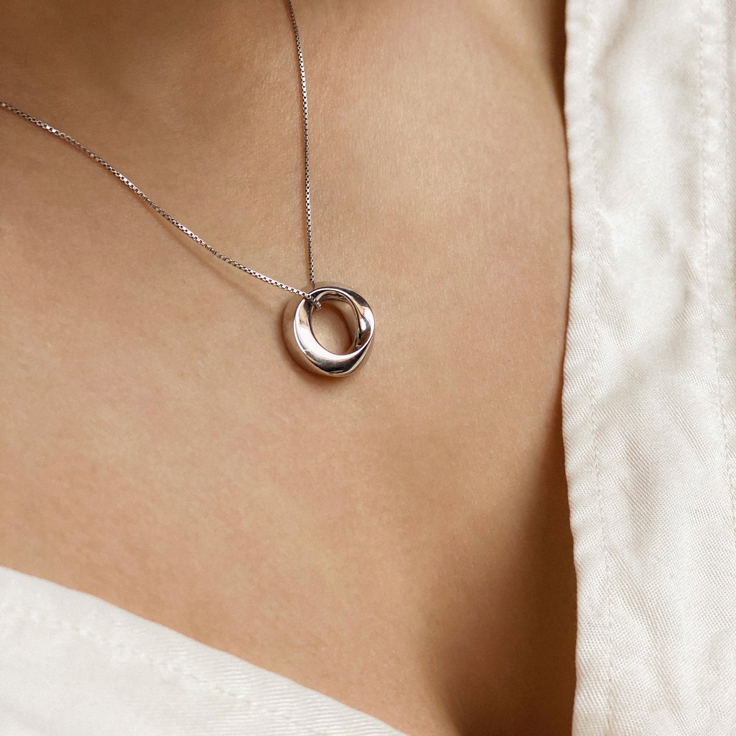 Mobius-Band — silbernes Anhänger, beschichtet mit weißem Rhodium