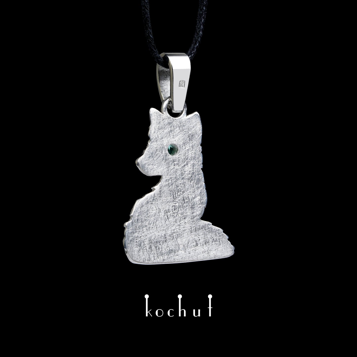 Kleiner Fuchs — silbernes Anhänger mit Smaragd, überzogen mit weißem Rhodium