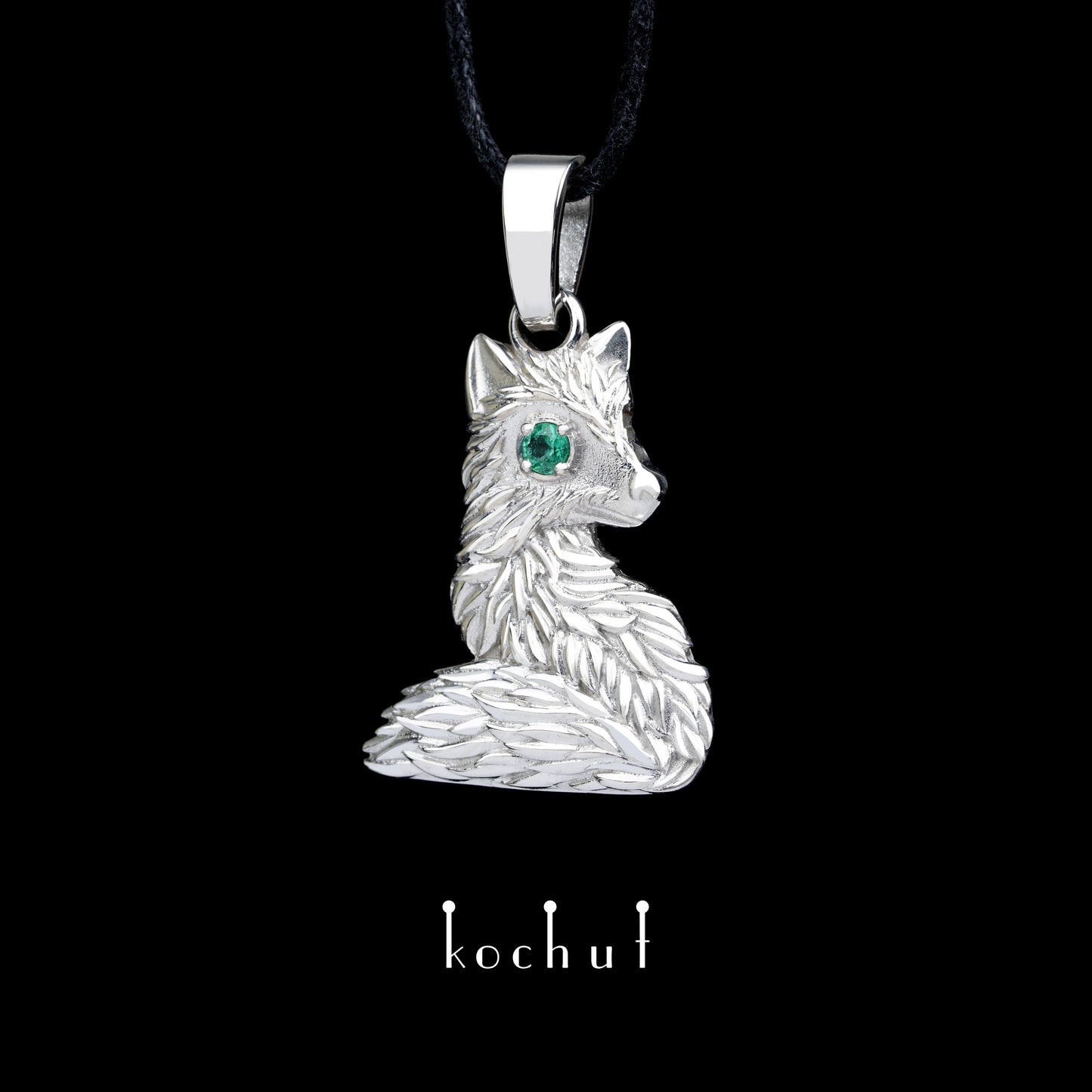 Kleiner Fuchs — silbernes Anhänger mit Smaragd, überzogen mit weißem Rhodium