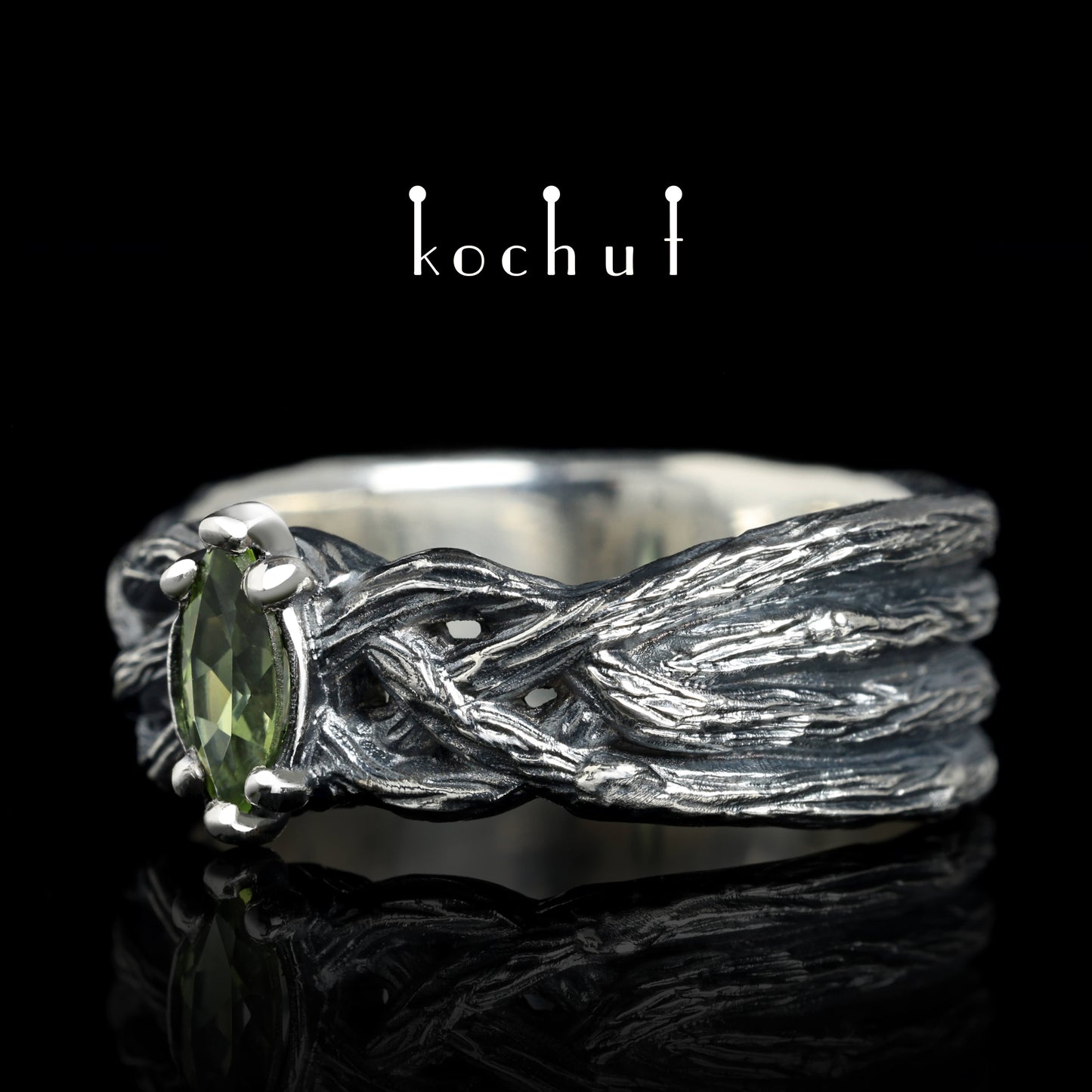 All-Seeing Eye — Ring aus oxidiertem Silber mit Chrysolith