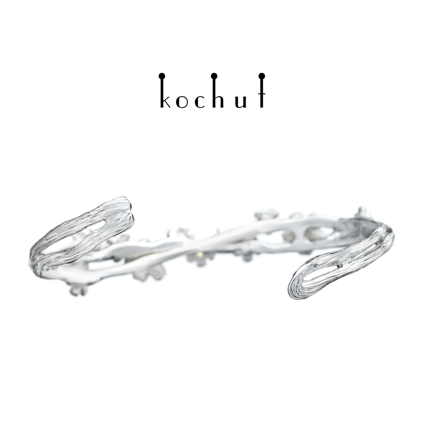 Blumenkrone — ein silbernes Armband mit Weißrhodium-Beschichtung und Saphiren