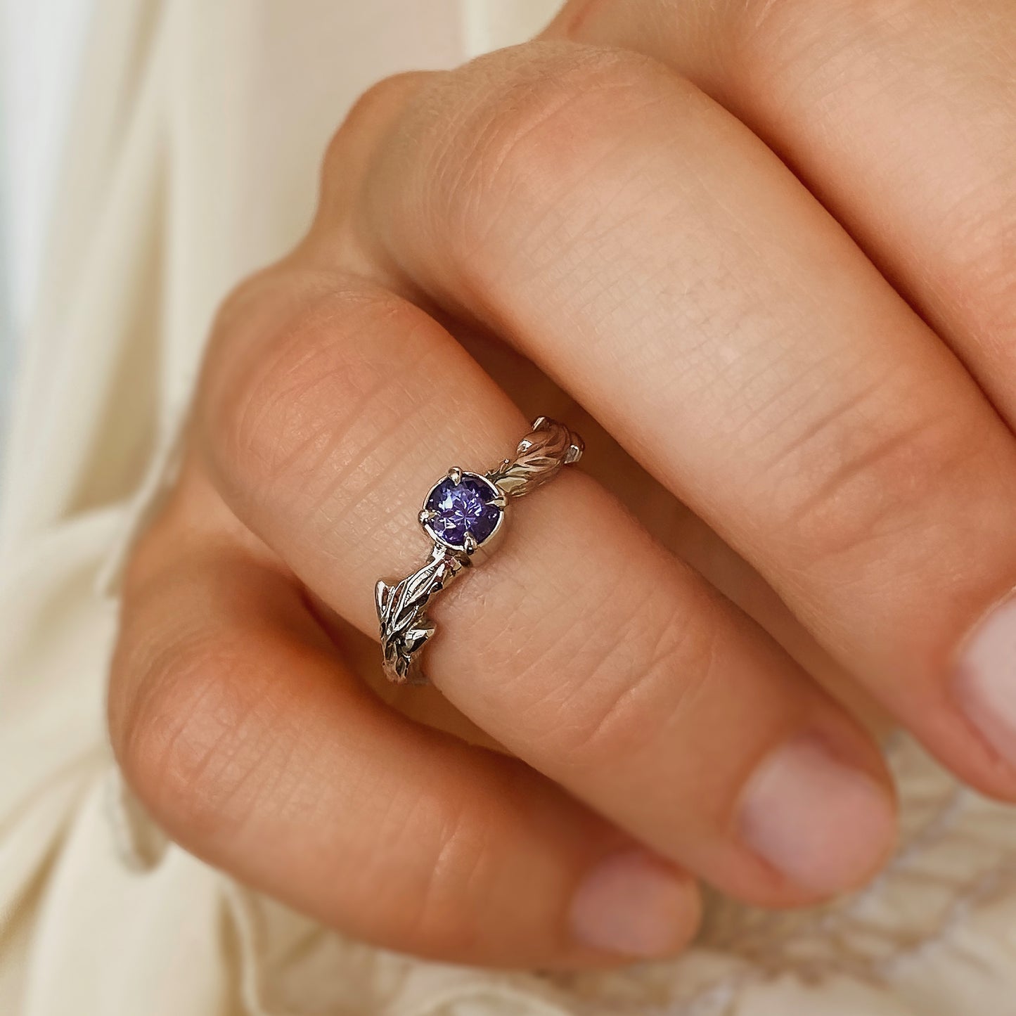 März Zweig — ein Ring aus Weißgold, plattiert mit schwarzem Rhodium und Amethyst