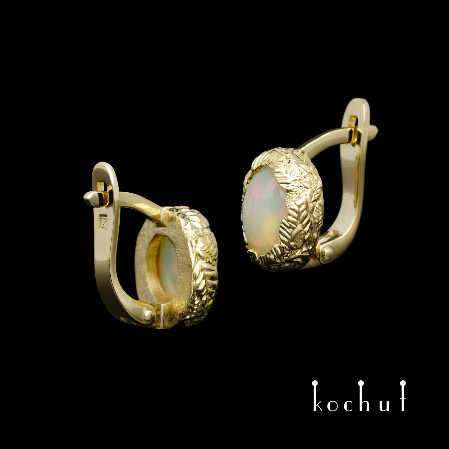 Quelle des Lebens — Ohrringe aus Gelbgold mit Opalen