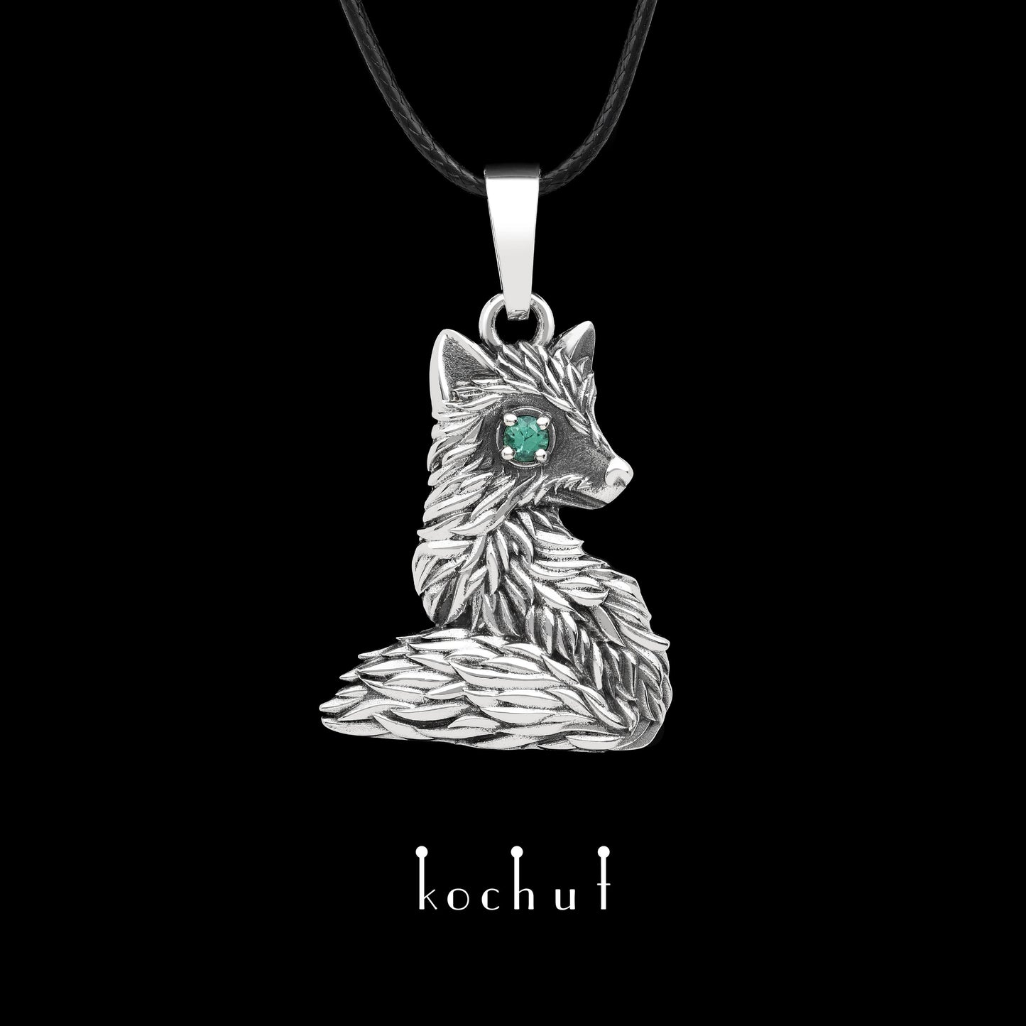Kleiner Fuchs — Anhänger aus oxidiertem Silber mit Smaragd
