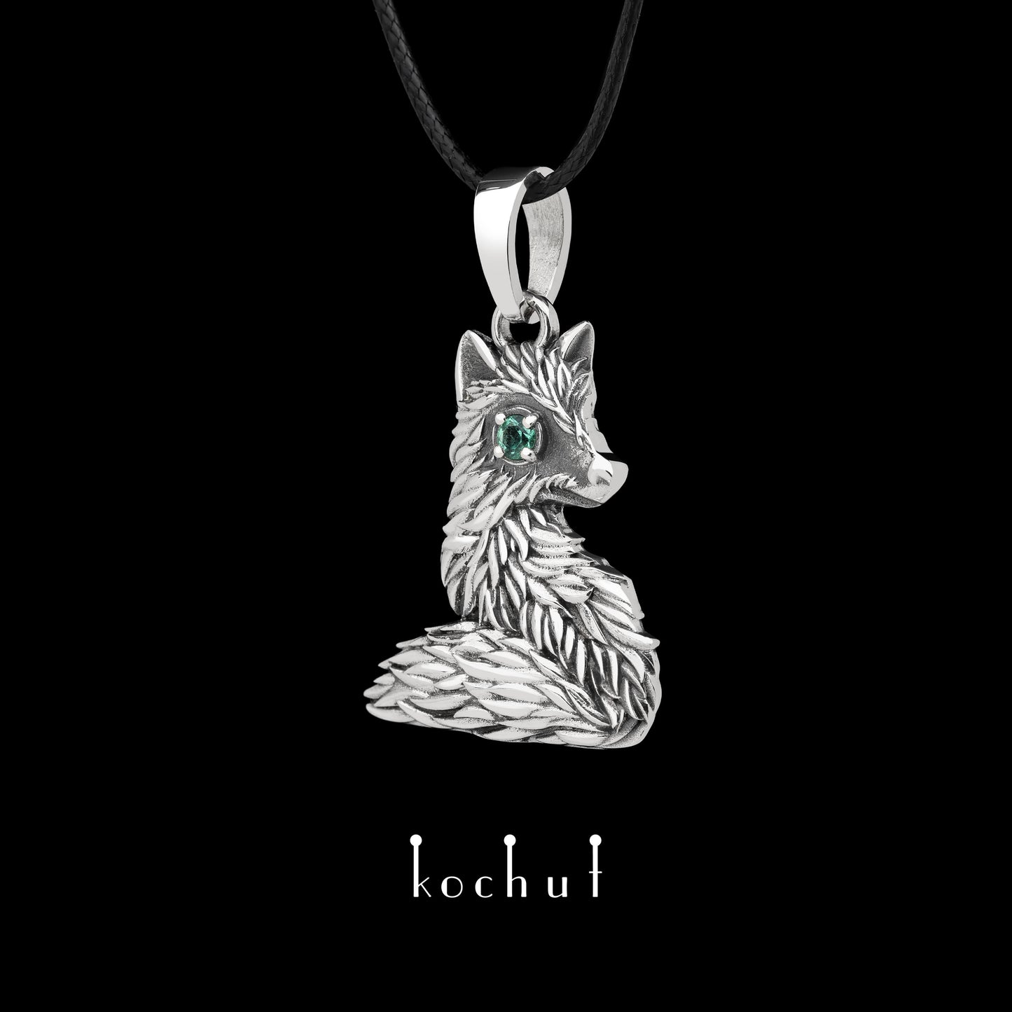 Kleiner Fuchs — Anhänger aus oxidiertem Silber mit Smaragd