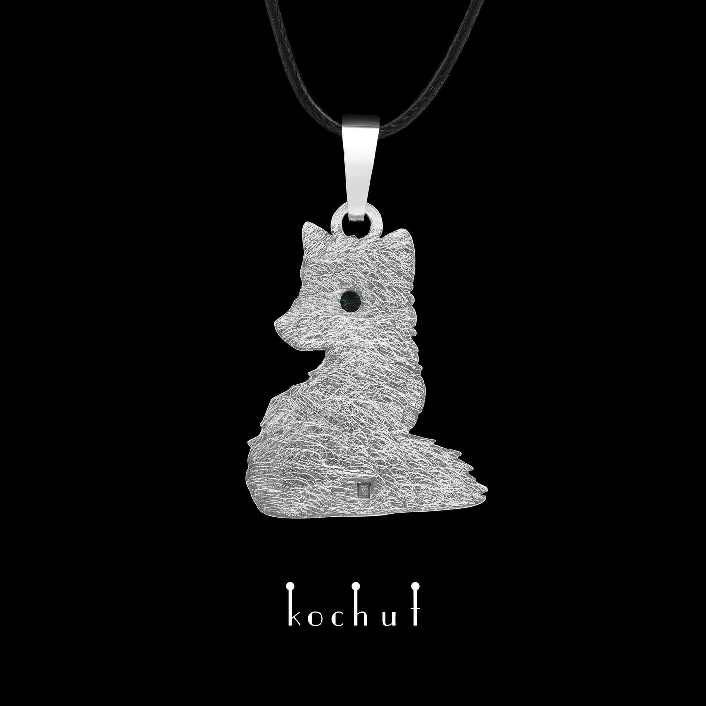 Kleiner Fuchs — Anhänger aus oxidiertem Silber mit Smaragd