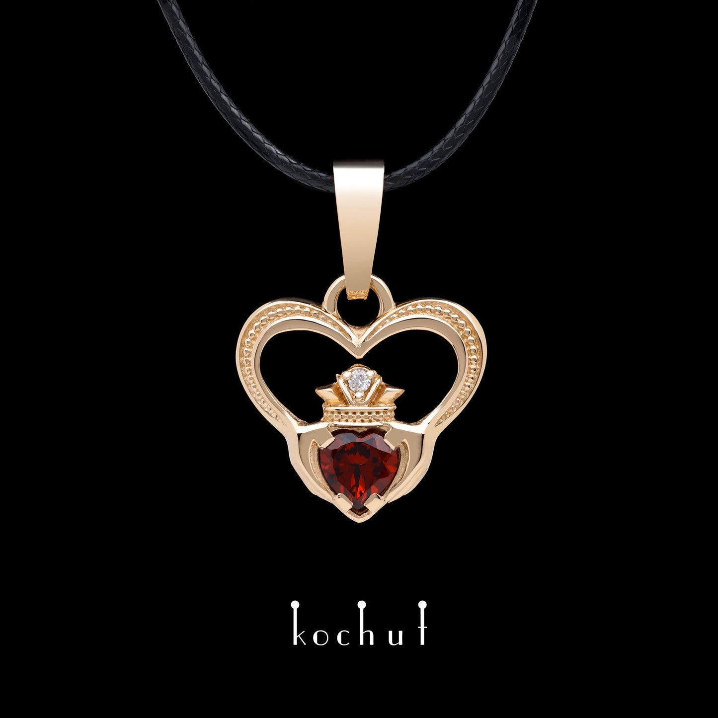 Claddagh — Anhänger aus Rotgold, mit rotem Granat und Diamant