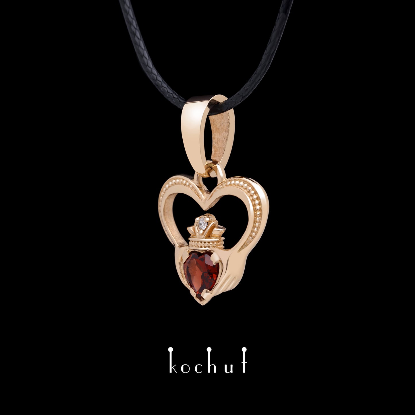 Claddagh — Anhänger aus Rotgold, mit rotem Granat und Diamant