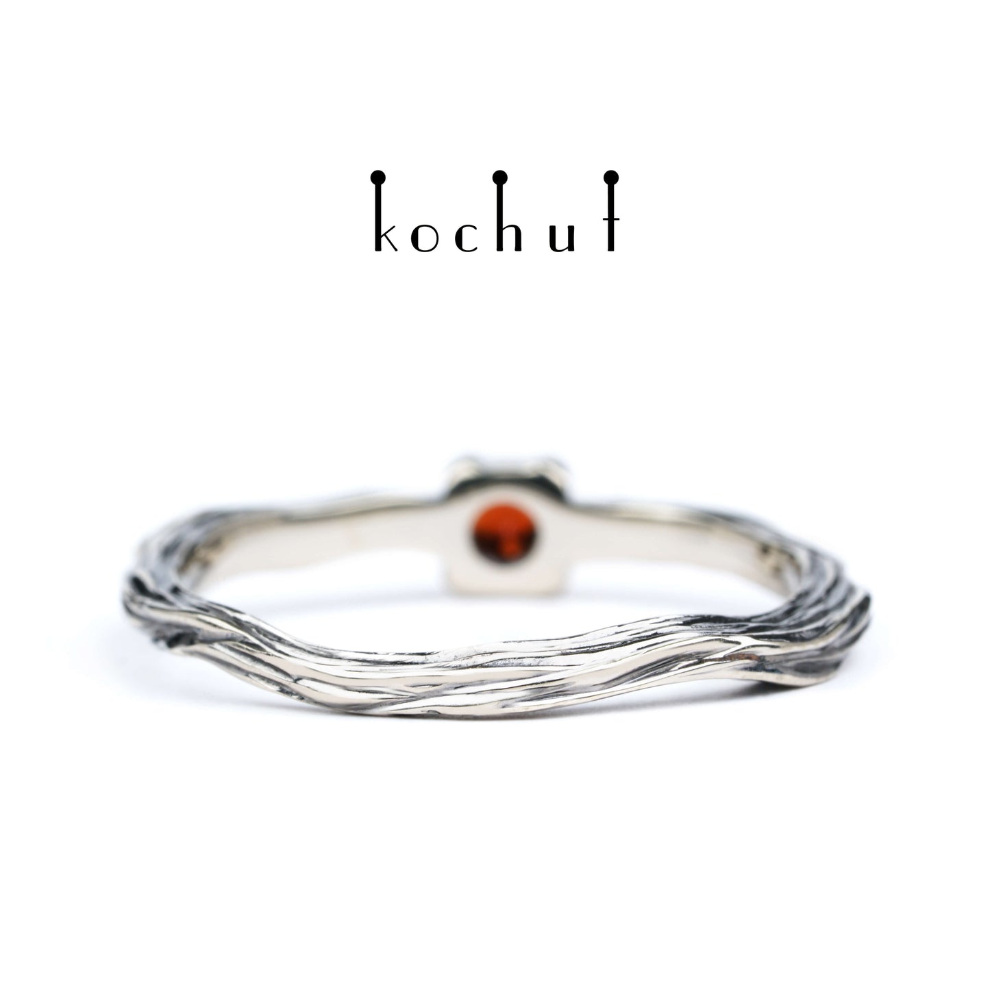 Winterzweig — Ring aus Weißgold mit Granat, beschichtet mit schwarzem Rhodium