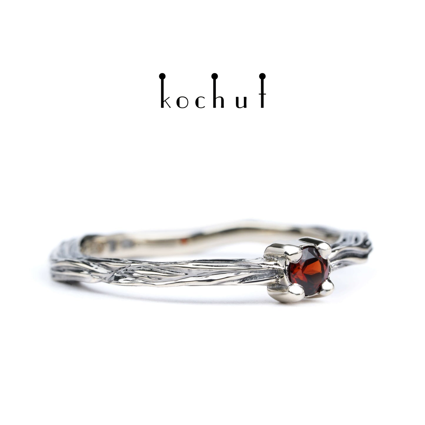 Winterzweig — Ring aus Weißgold mit Granat, beschichtet mit schwarzem Rhodium
