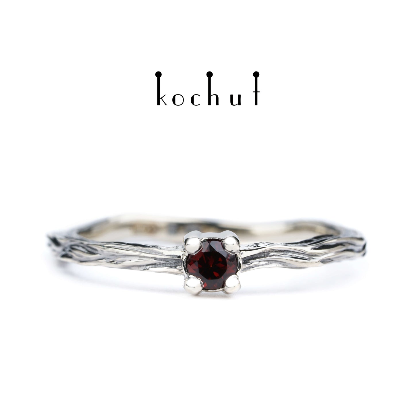 Winterzweig — Ring aus Weißgold mit Granat, beschichtet mit schwarzem Rhodium