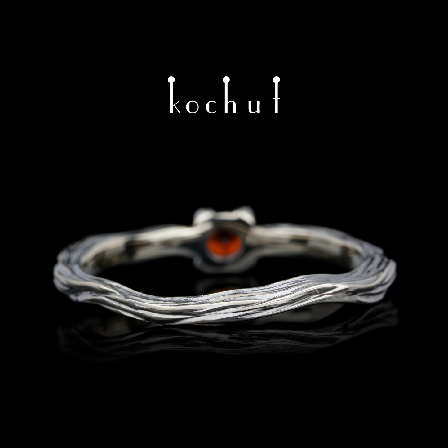 Winterzweig — Ring aus Weißgold mit Granat, beschichtet mit schwarzem Rhodium