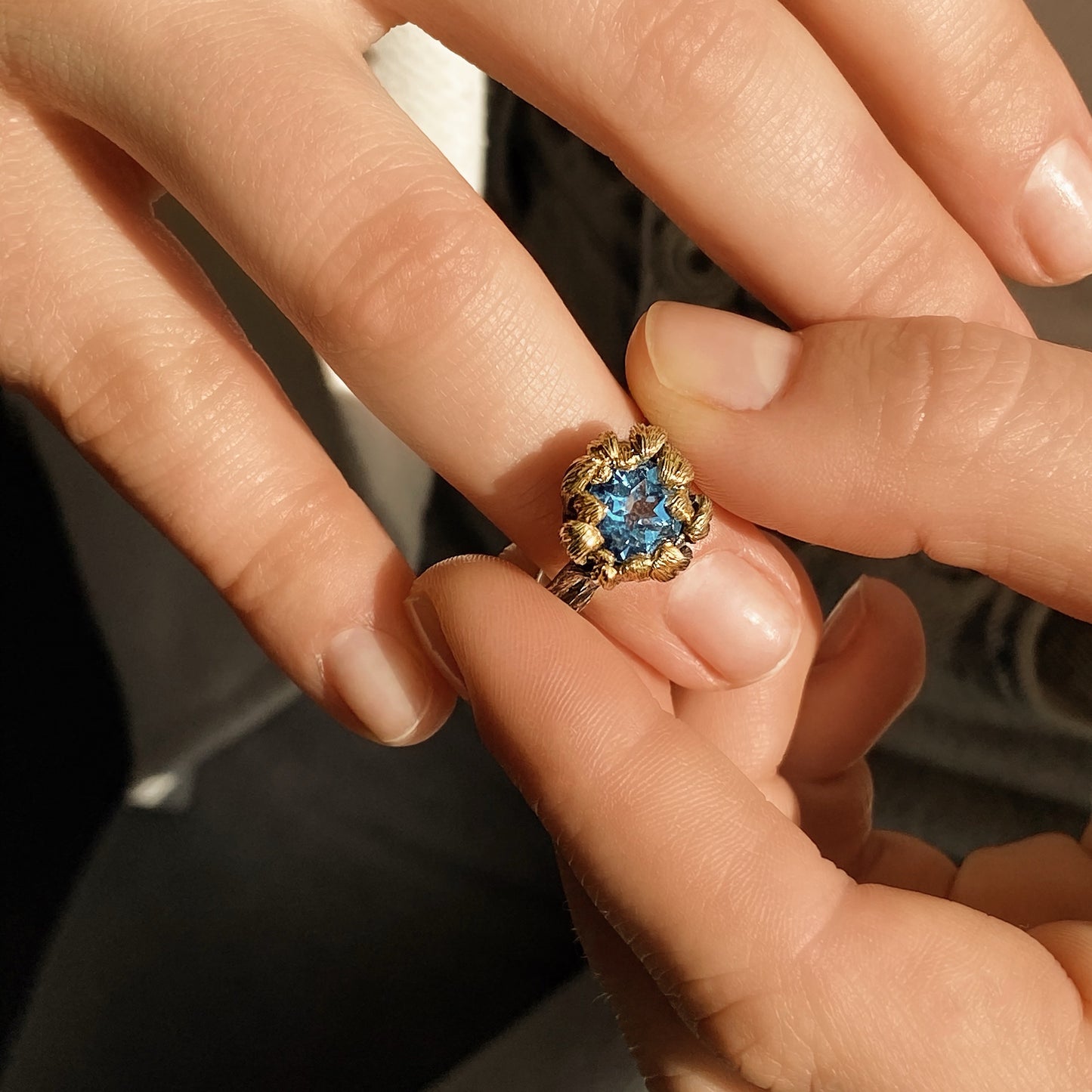 Pfingstrose — Ring aus oxidiertem Silber mit Topas und Vergoldung
