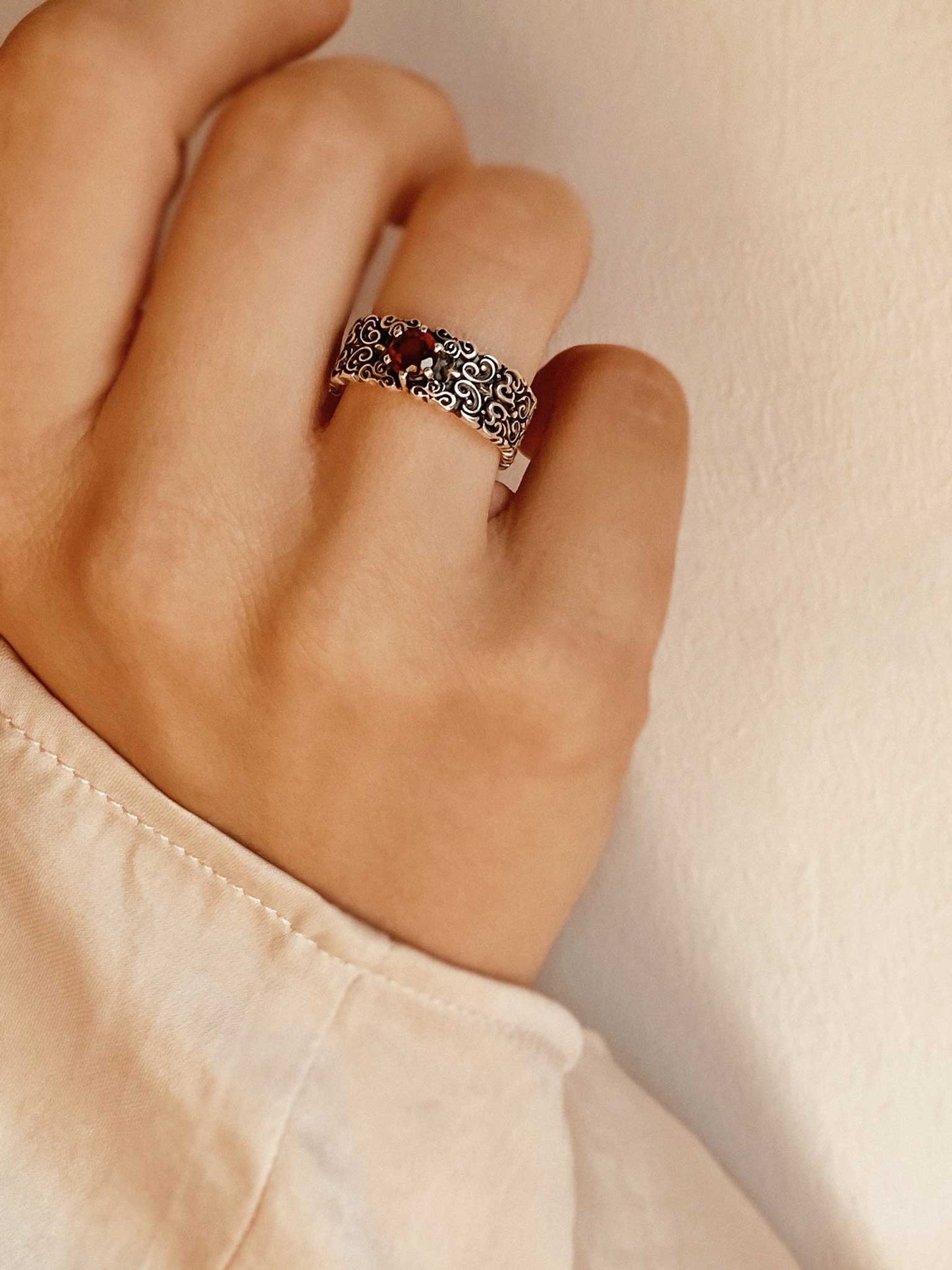 Notre-Dame — Ring aus oxidiertem Silber mit Granat