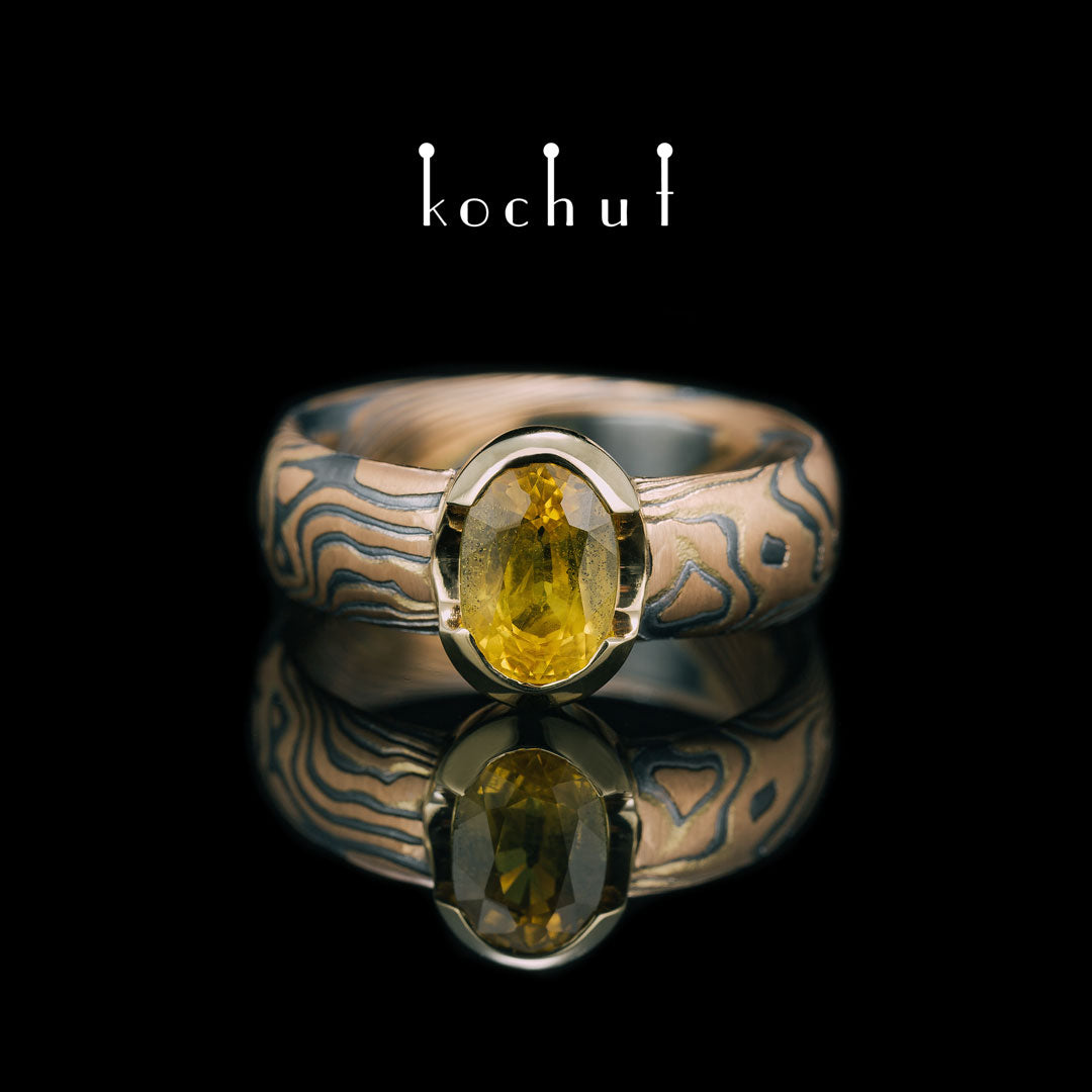 Sophora — Mokume-Ring aus Rot- und Gelbgold, oxidiertem und graviertem Silber mit gelbem Saphir