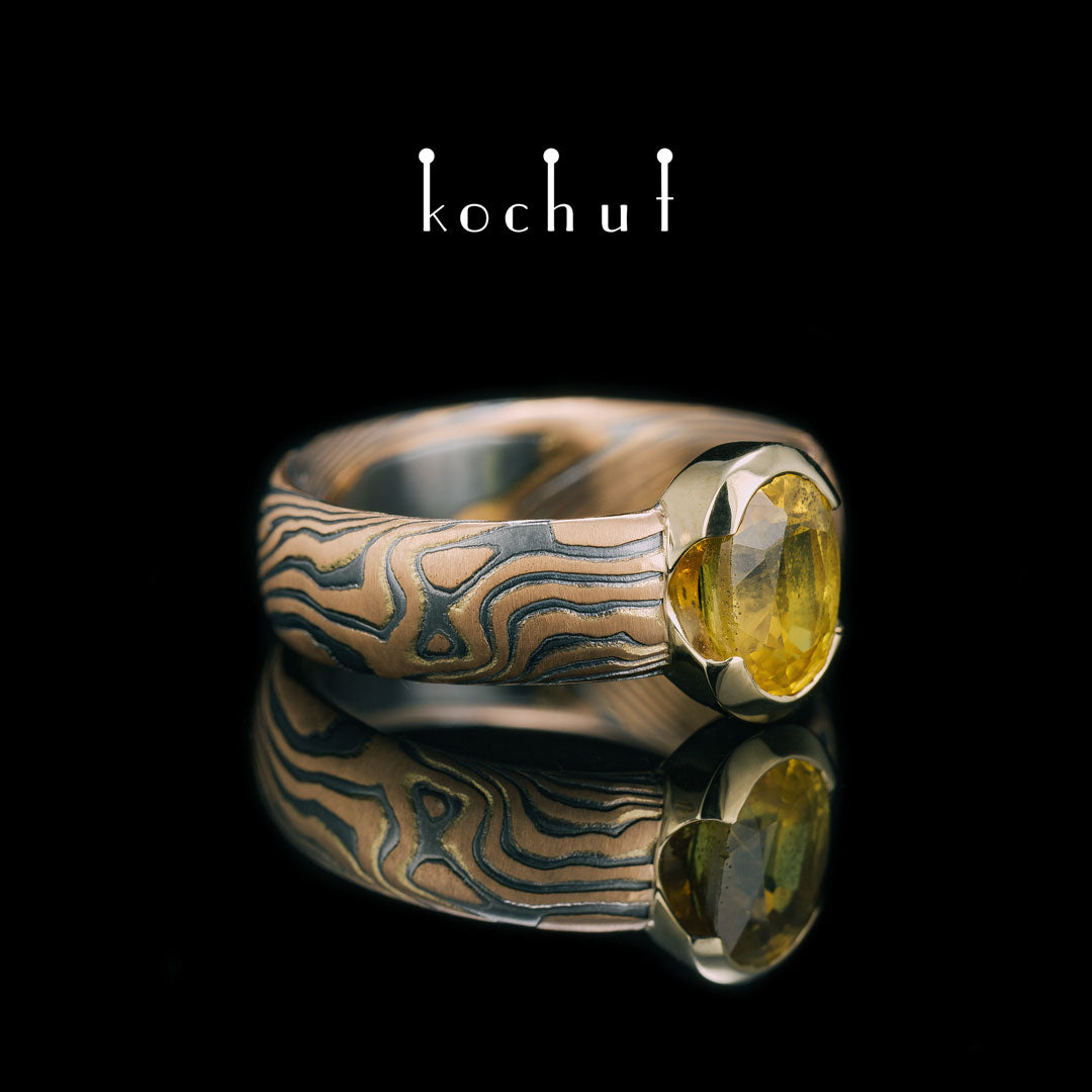Sophora — Mokume-Ring aus Rot- und Gelbgold, oxidiertem und graviertem Silber mit gelbem Saphir
