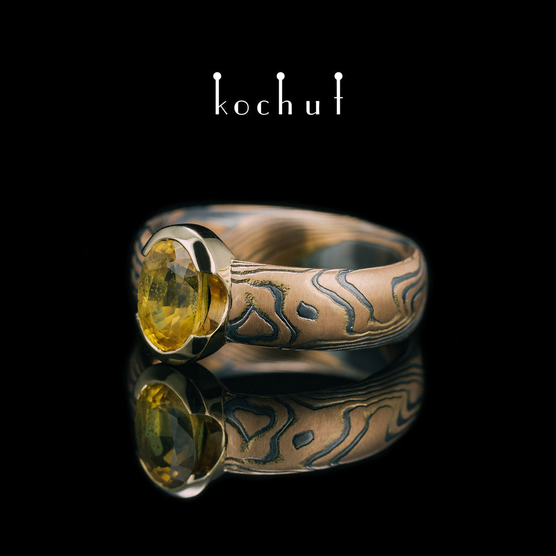 Sophora — Mokume-Ring aus Rot- und Gelbgold, oxidiertem und graviertem Silber mit gelbem Saphir